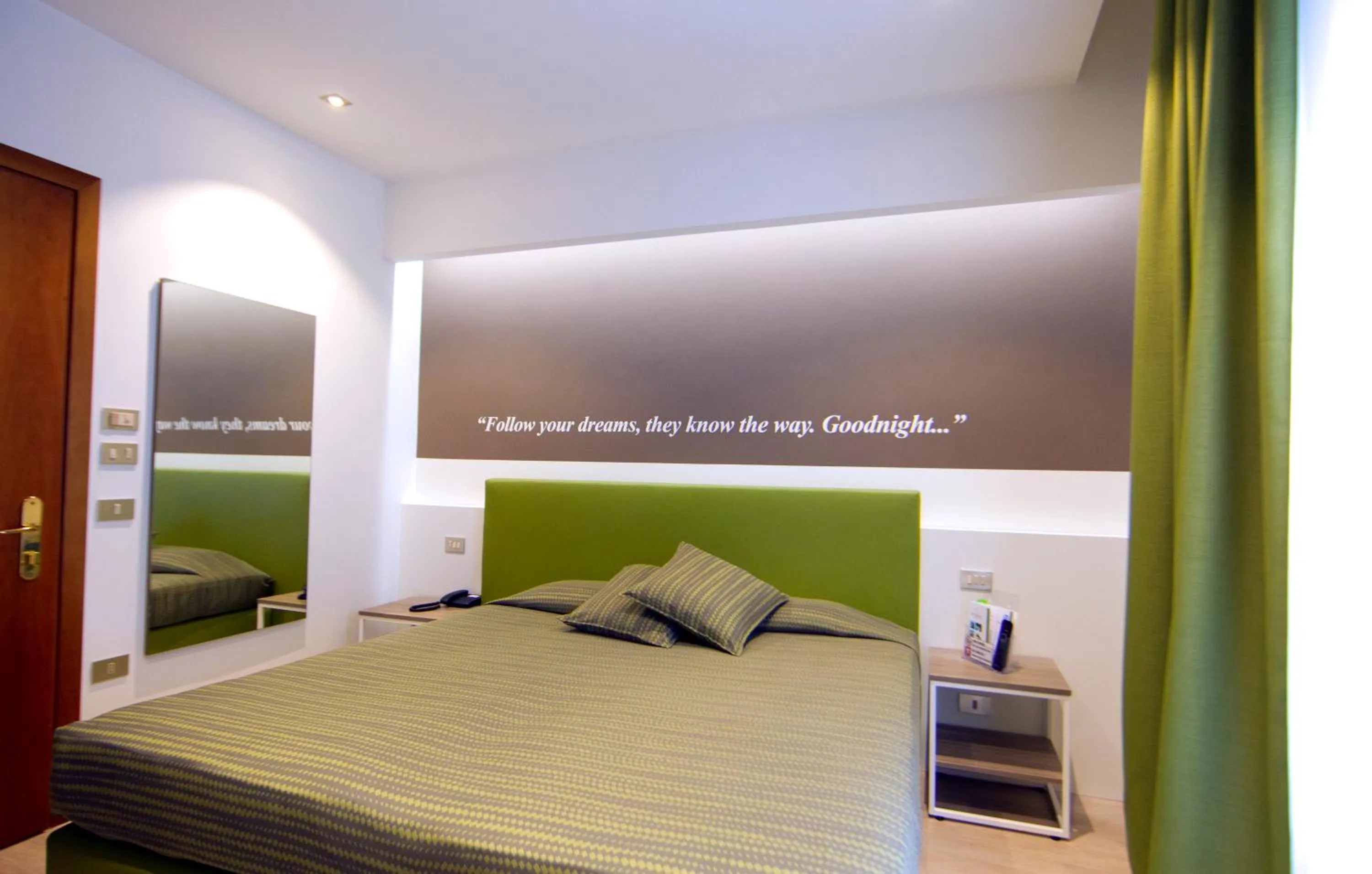 Single Room with Window in Hotel Ideal