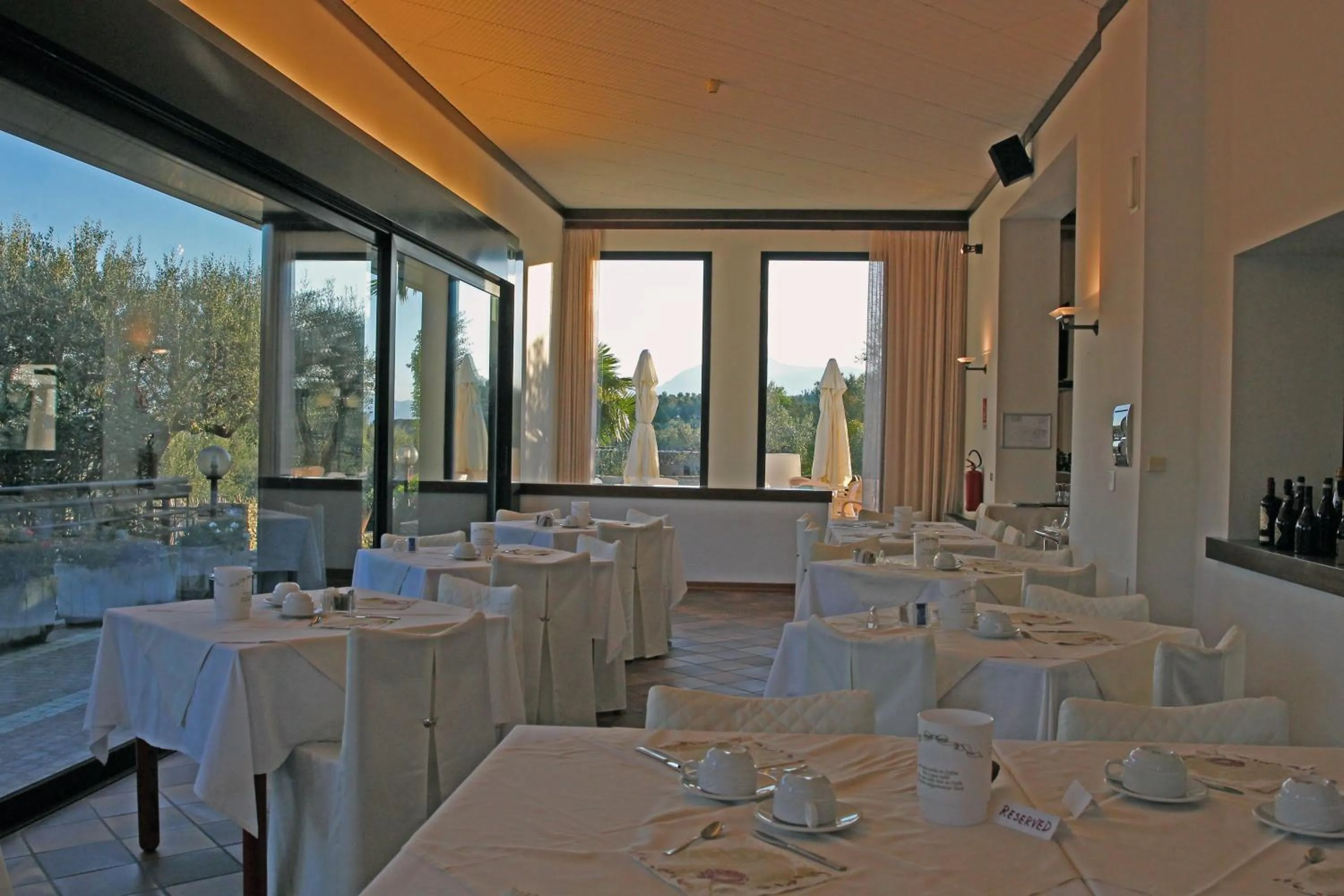 Restaurant/places to eat in Hotel Ideal