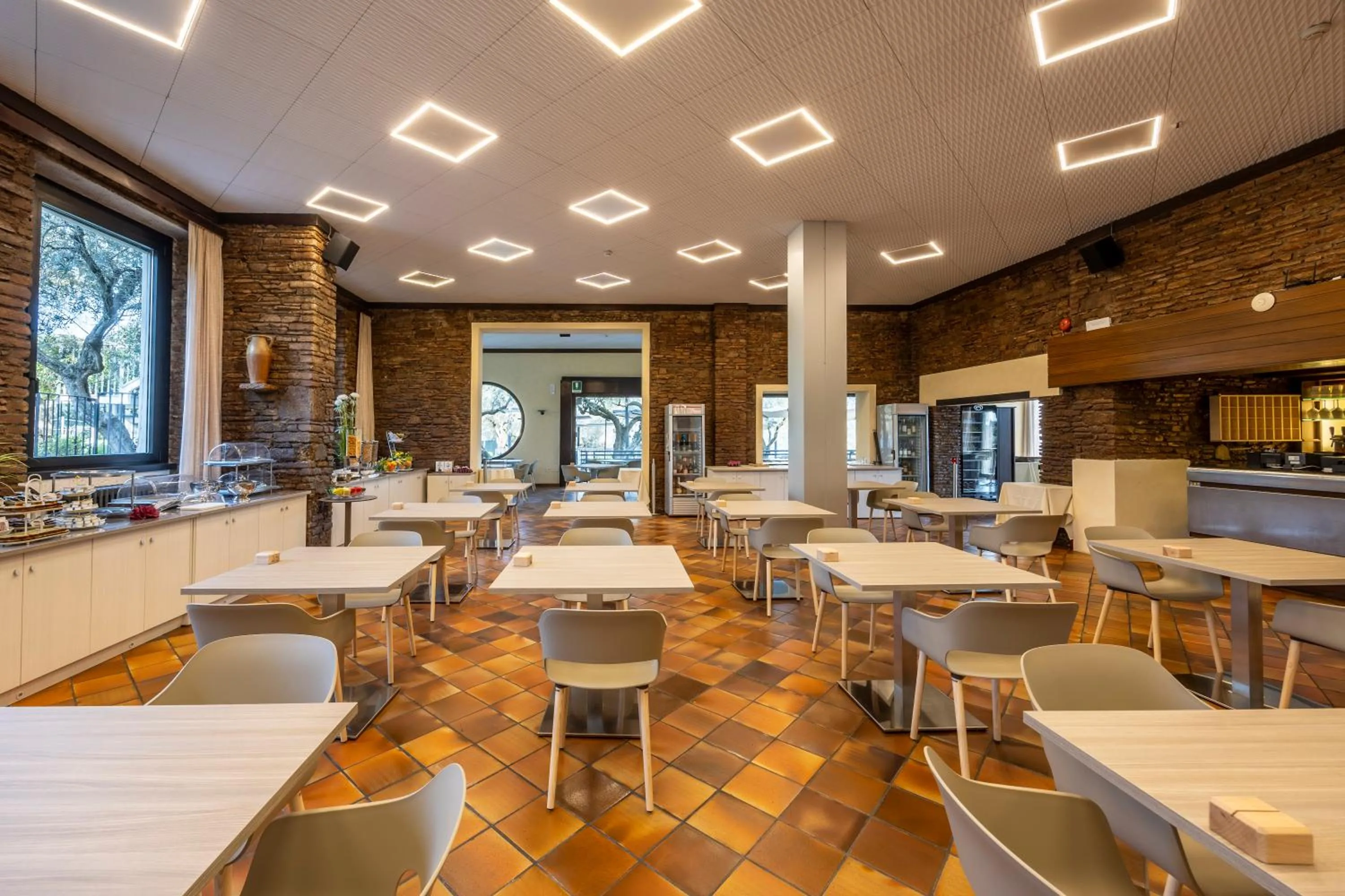 Restaurant/places to eat in Hotel Ideal