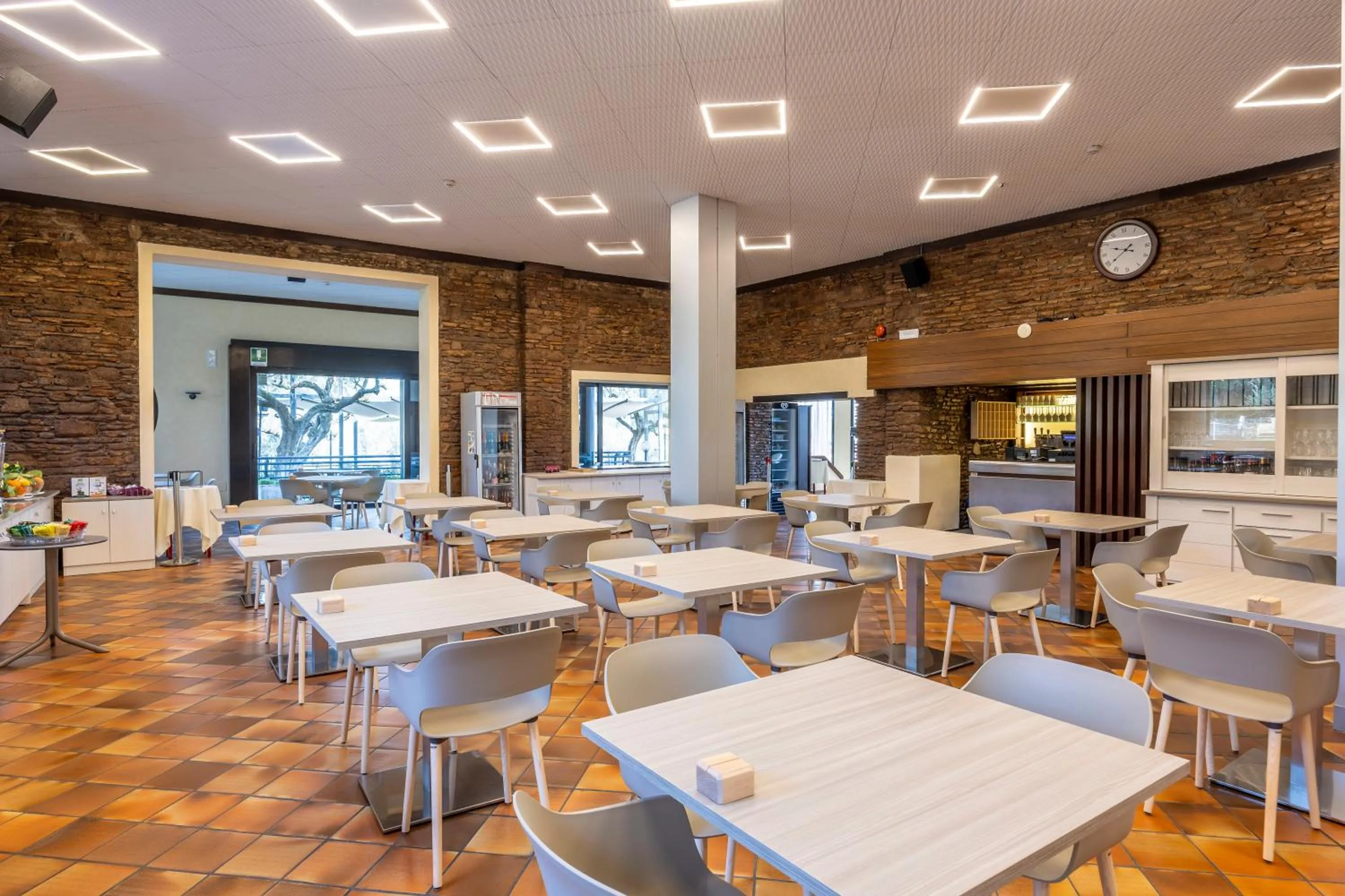 Restaurant/places to eat in Hotel Ideal