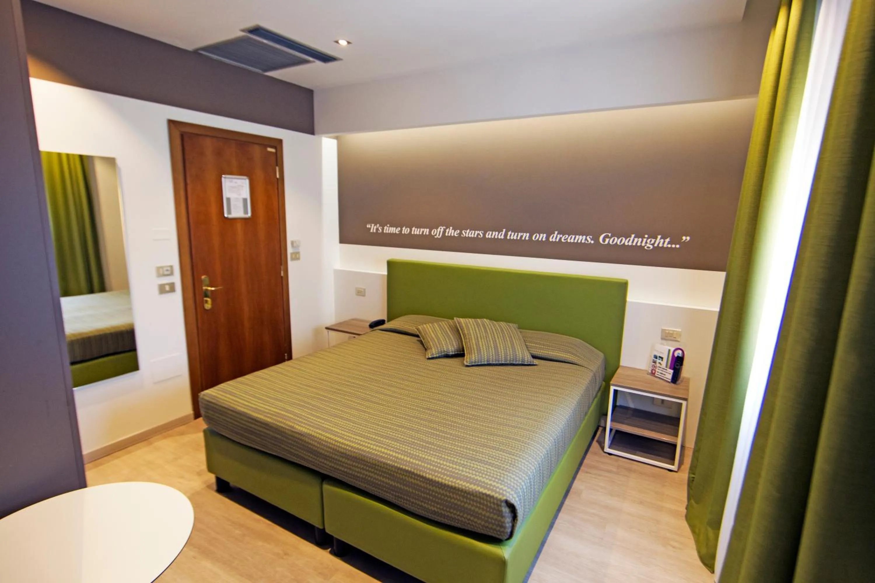 Bedroom, Bed in Hotel Ideal