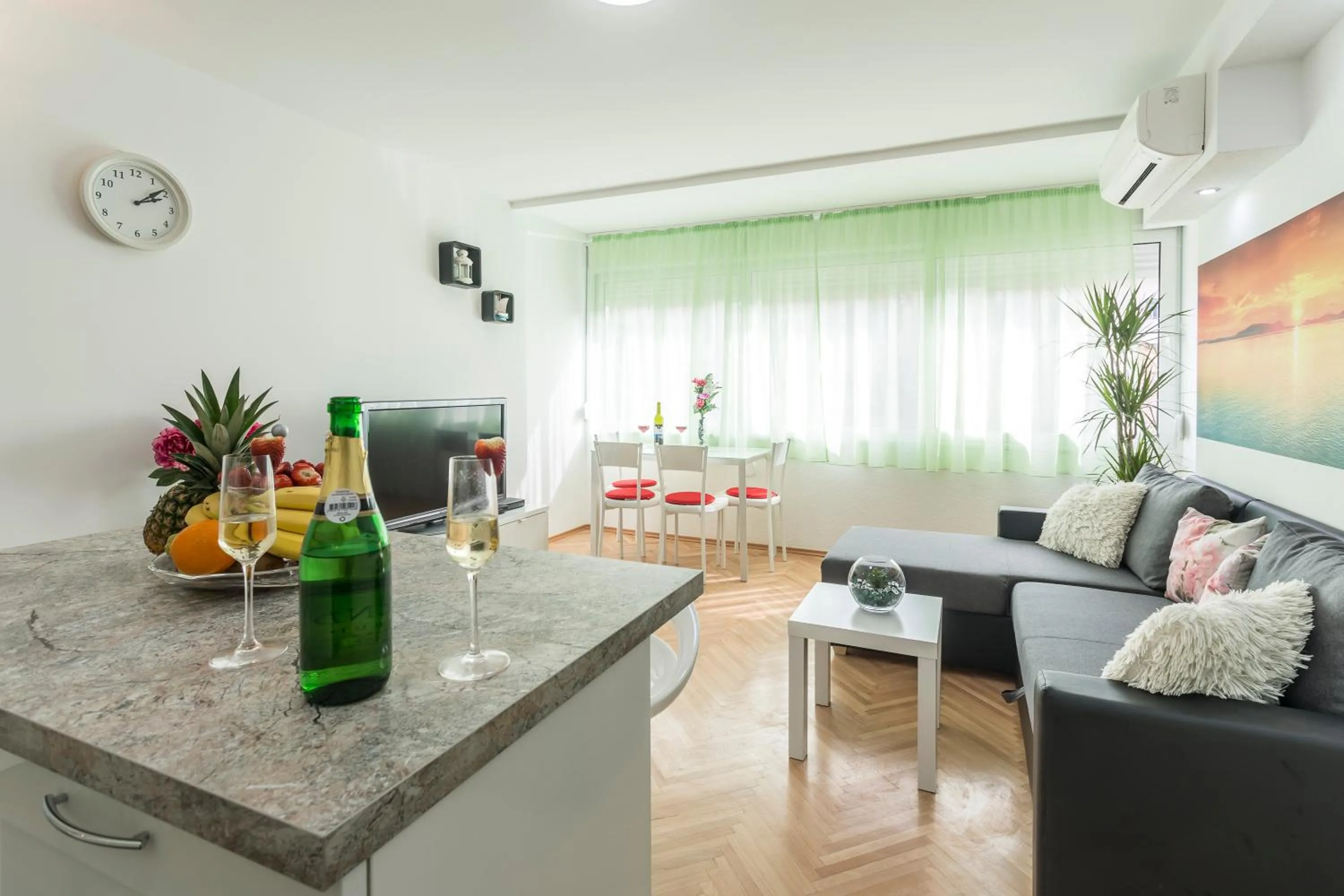 Day in Apartment Petro Oldtown