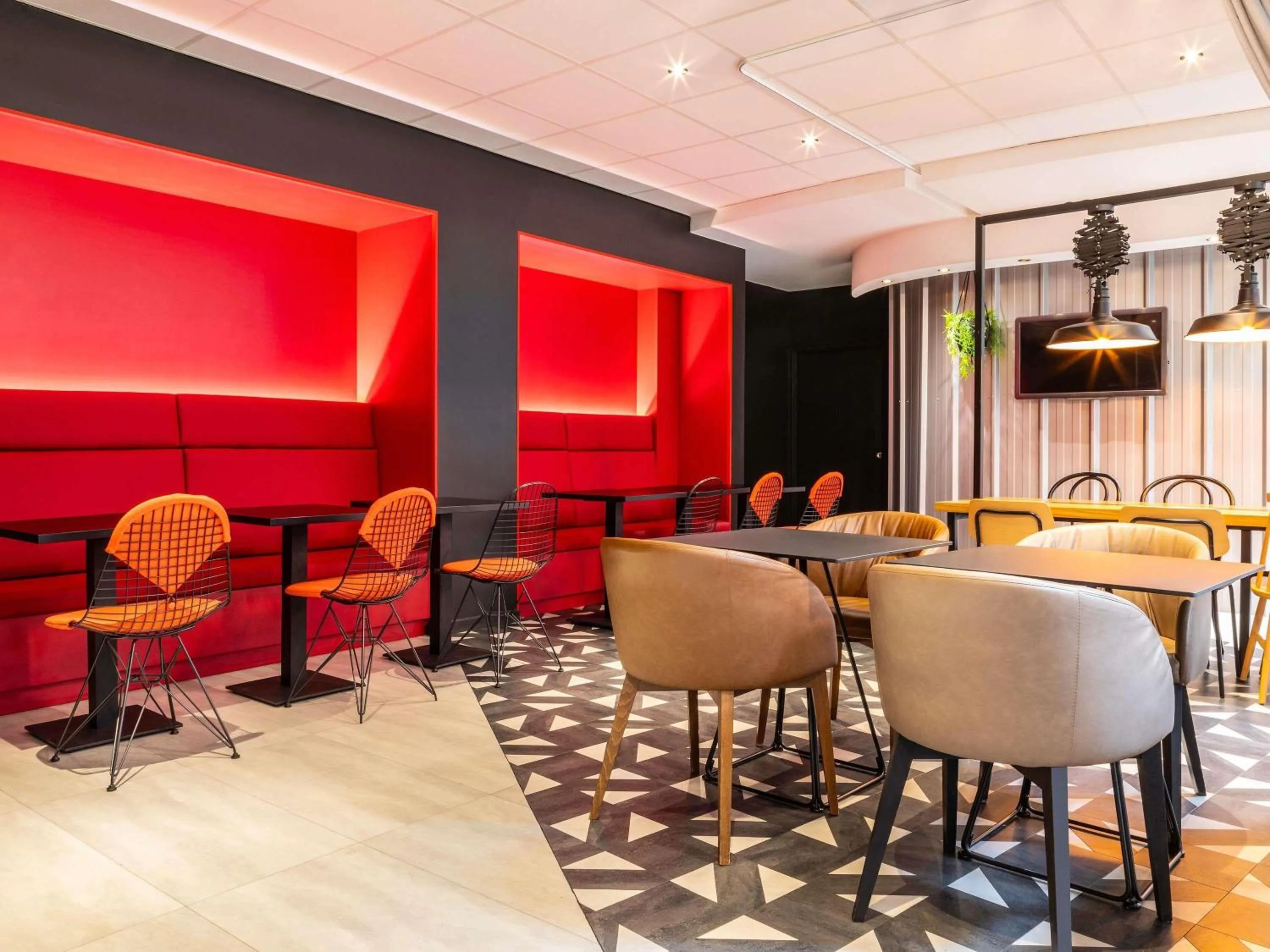 Lounge or bar in ibis Paris Ornano Montmartre Nord 18ème