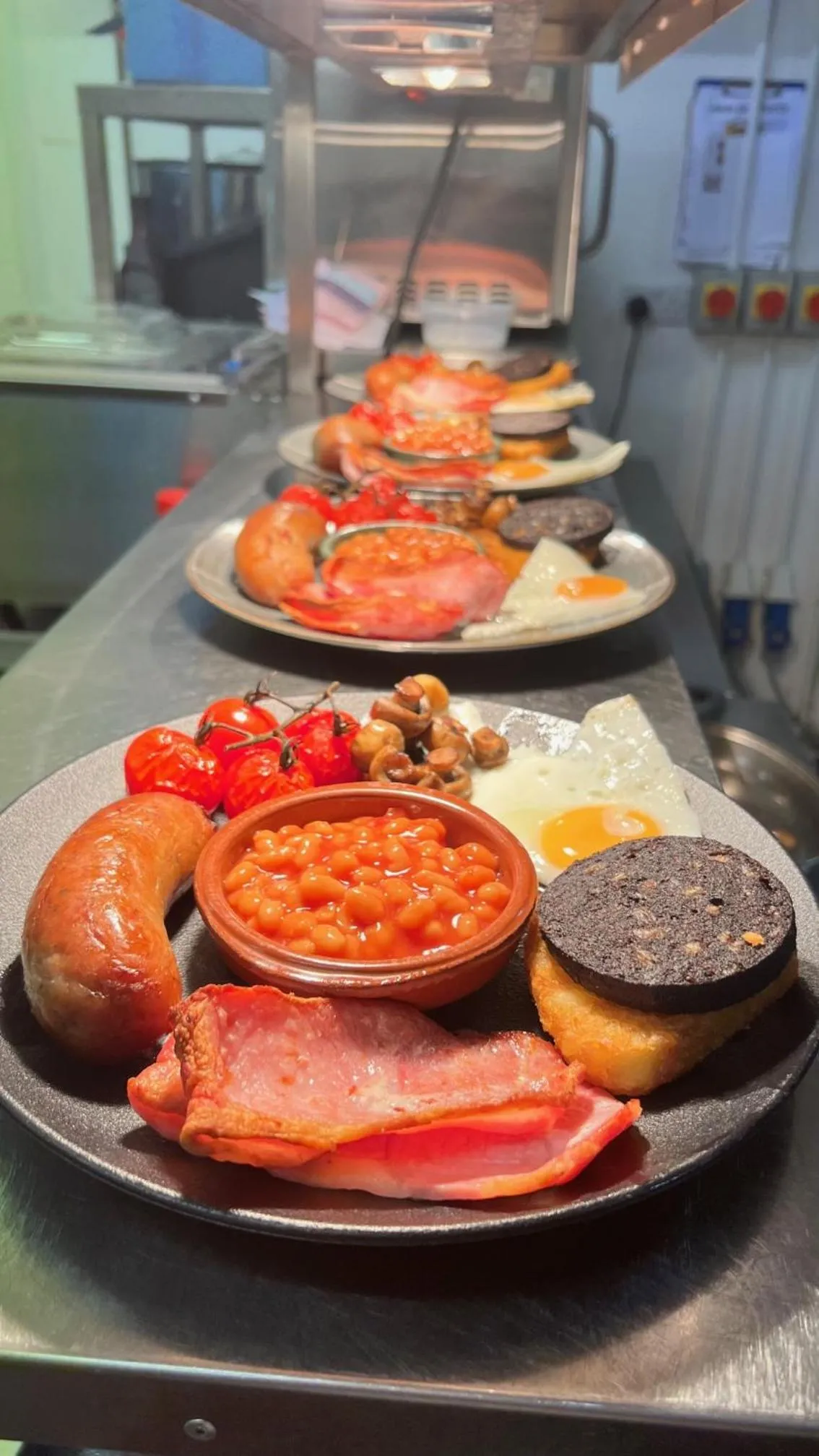 Restaurant/places to eat in The Avenue Hotel Ltd