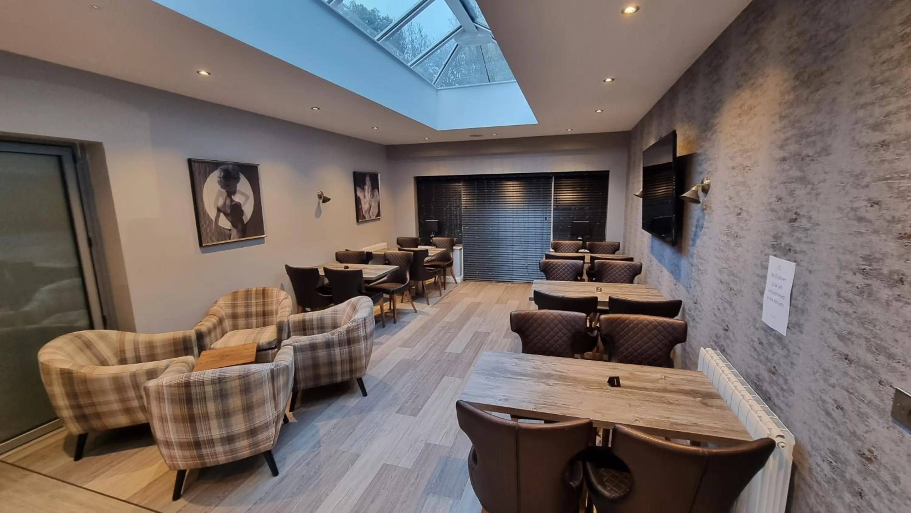 Restaurant/places to eat in The Avenue Hotel Ltd