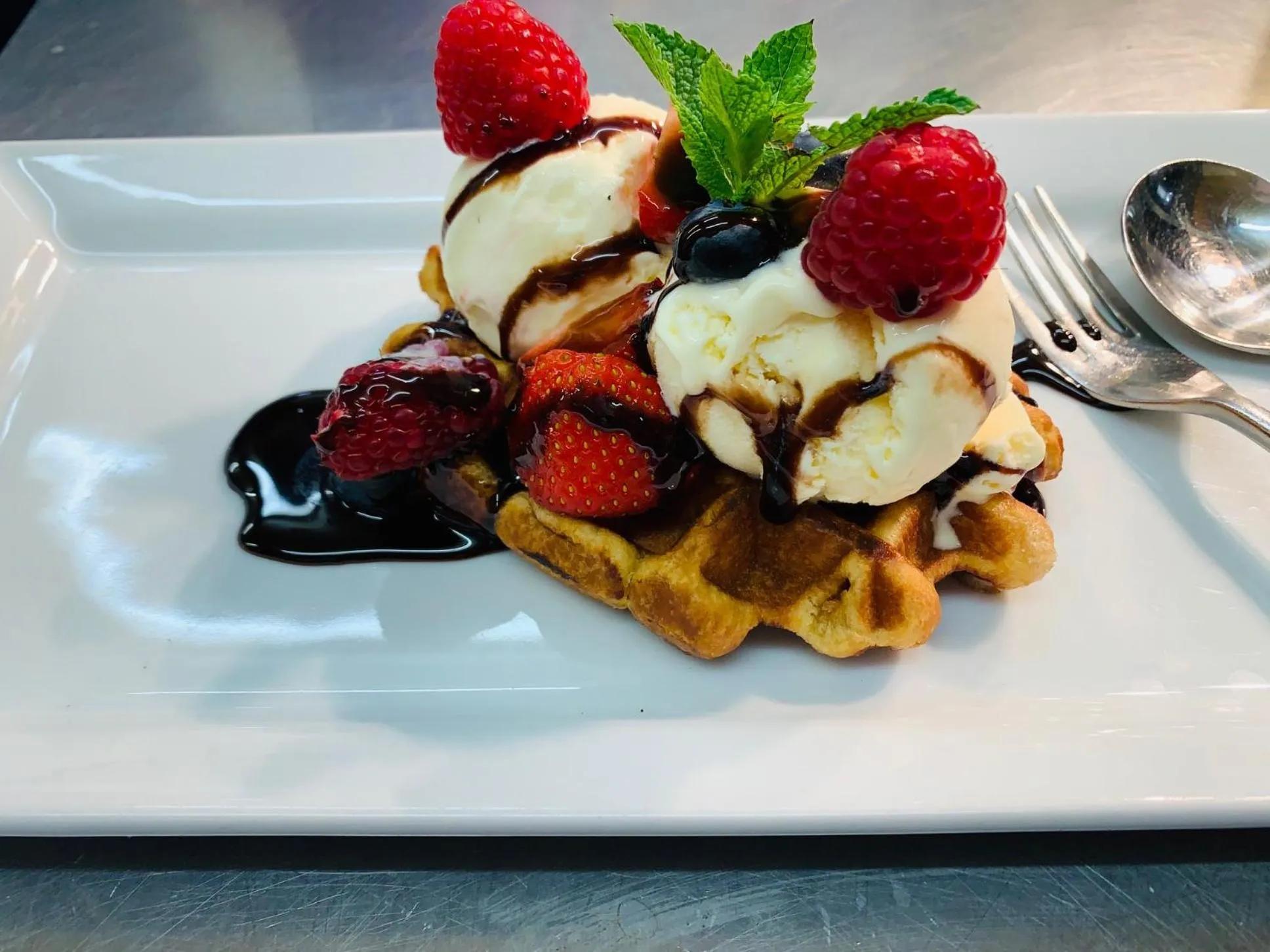 Restaurant/places to eat in The Avenue Hotel Ltd