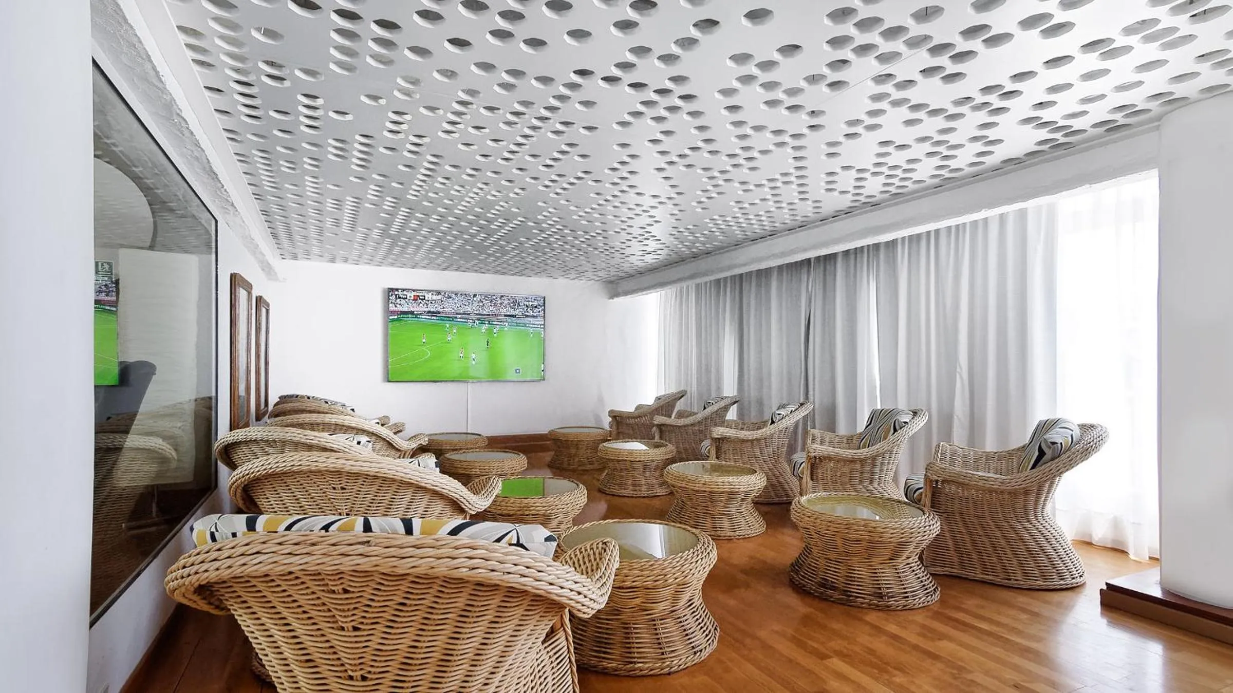 Communal lounge/ TV room in Bull Astoria