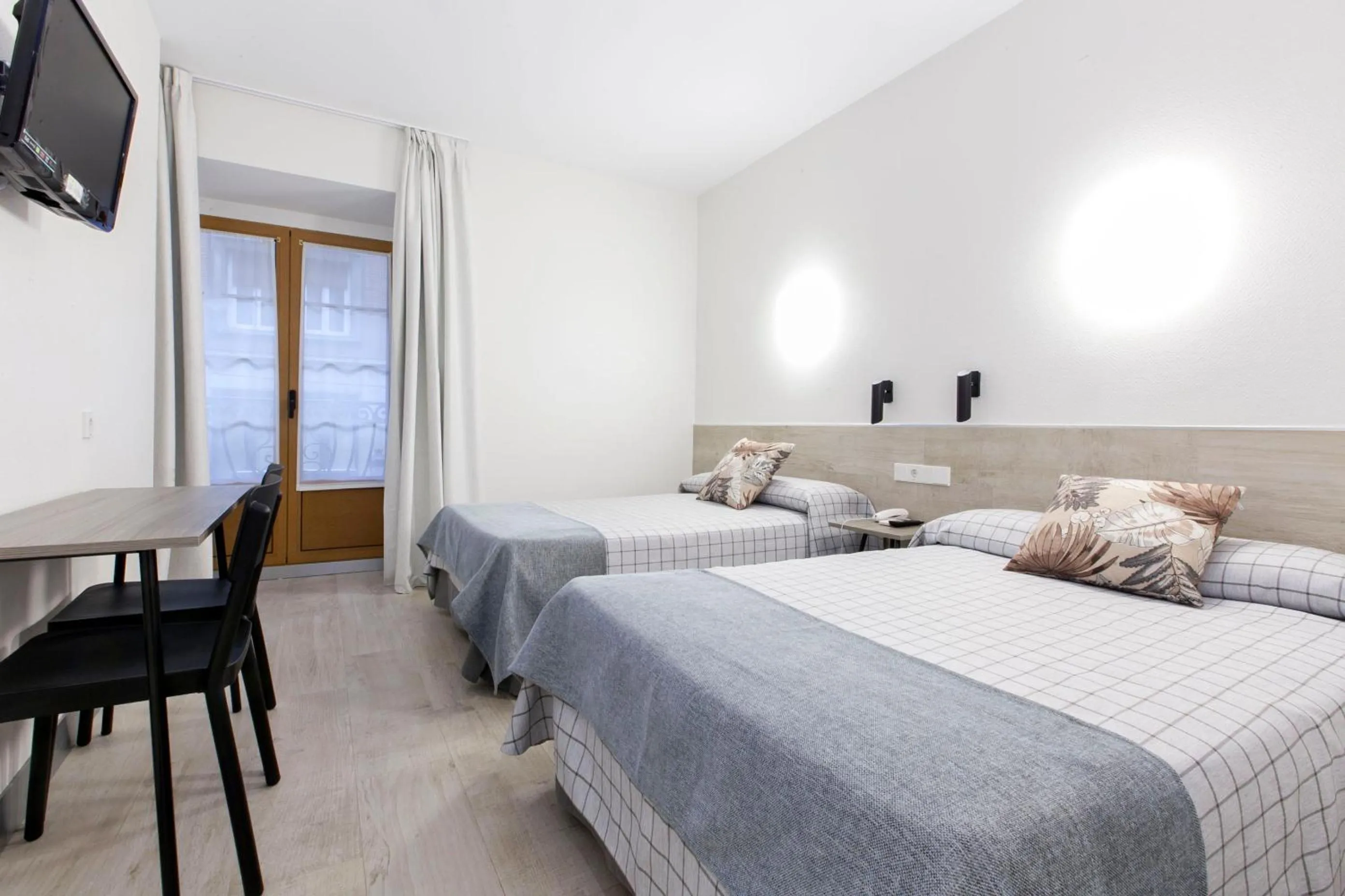 Bed in Hostal Castilla II Puerta del Sol