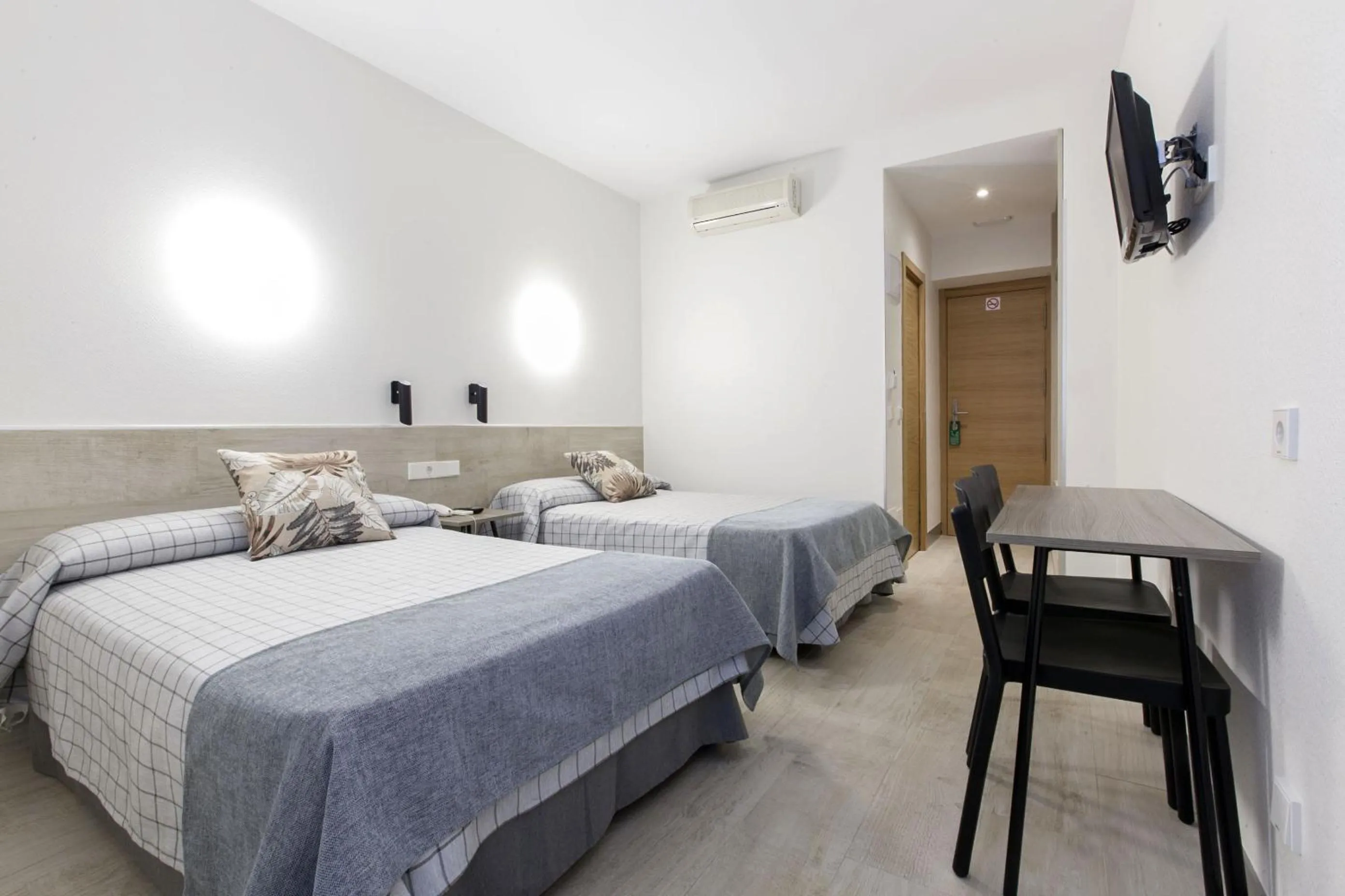 Bedroom, Bed in Hostal Castilla II Puerta del Sol