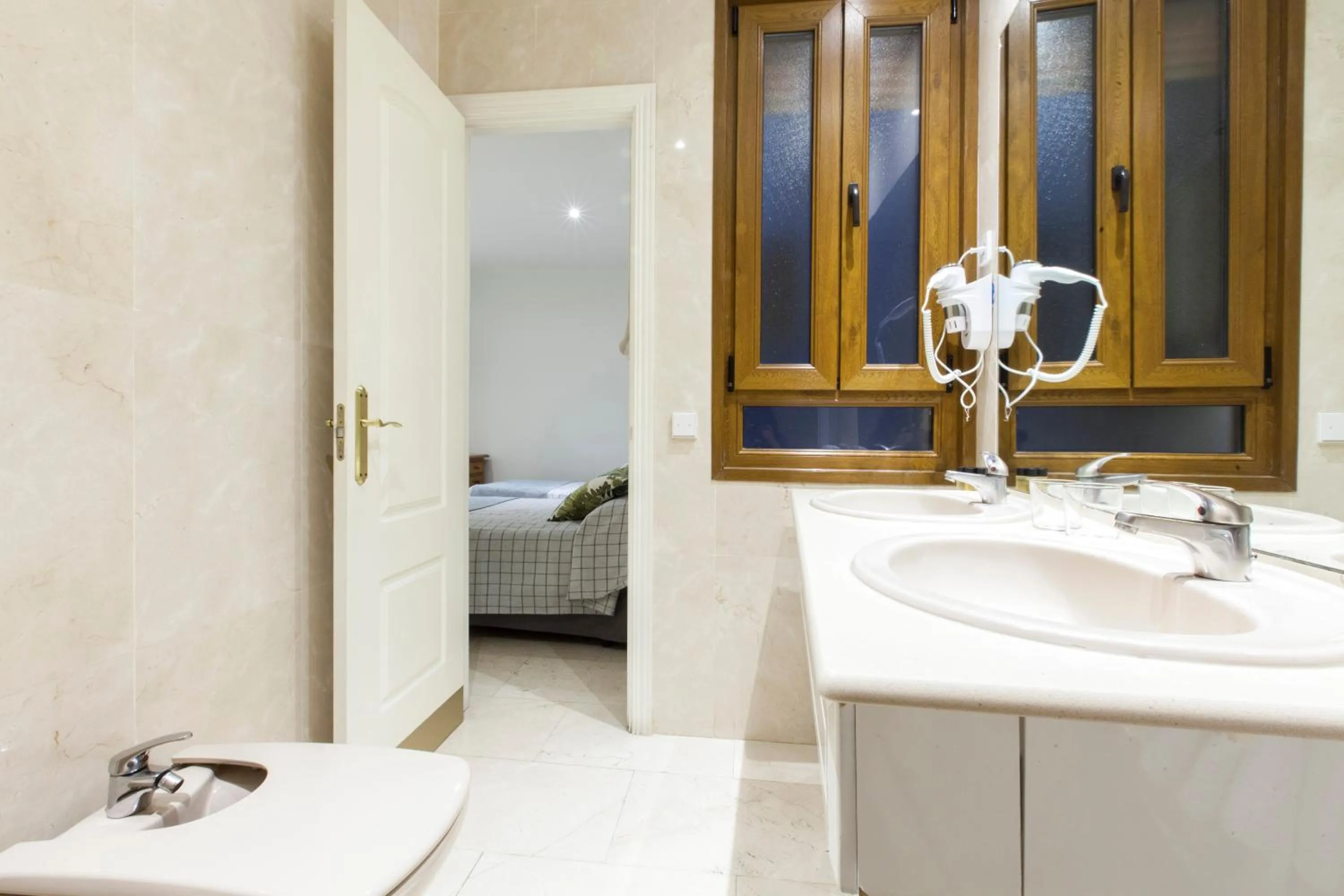 Toilet in Hostal Castilla II Puerta del Sol