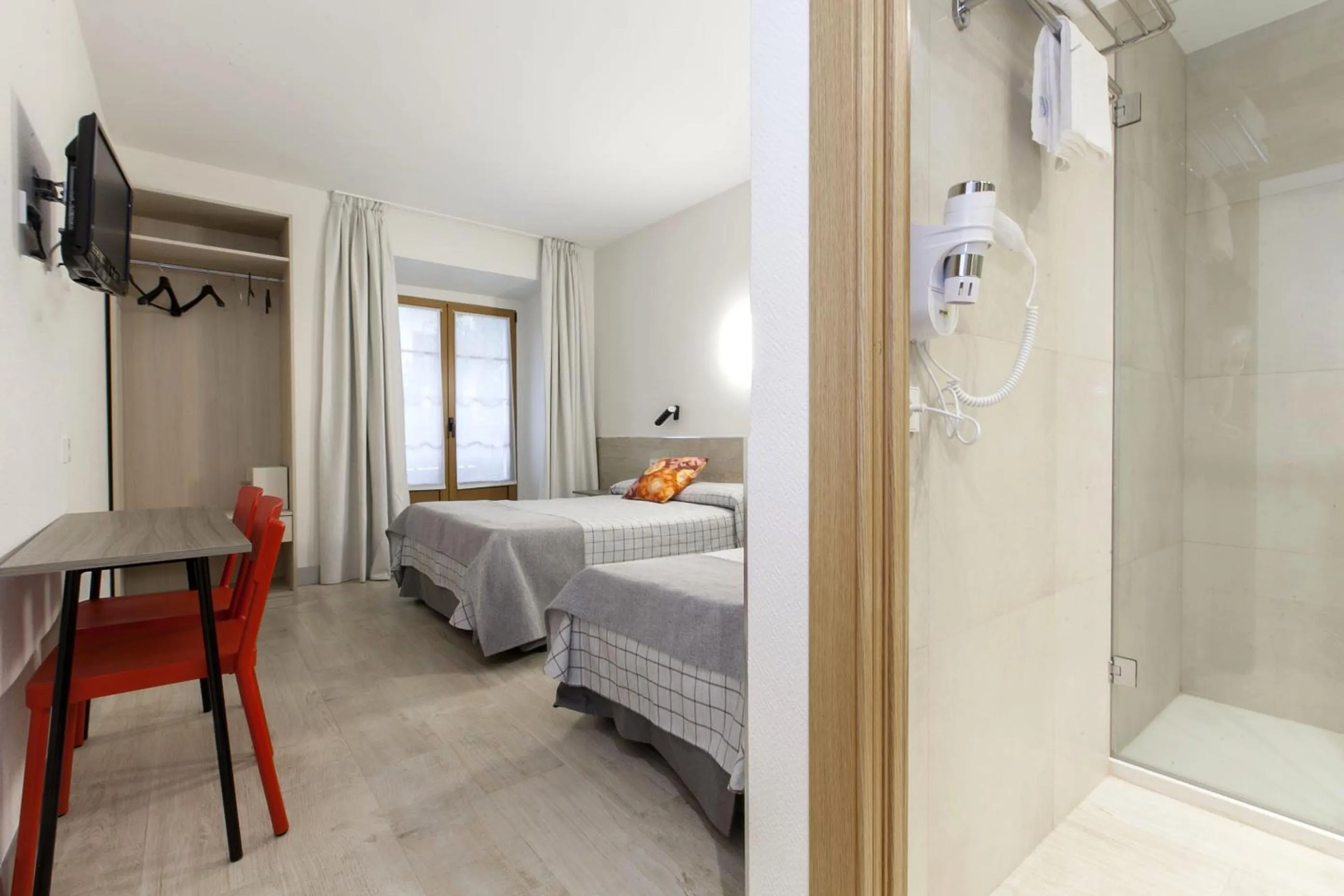 Bedroom, Bed in Hostal Castilla II Puerta del Sol