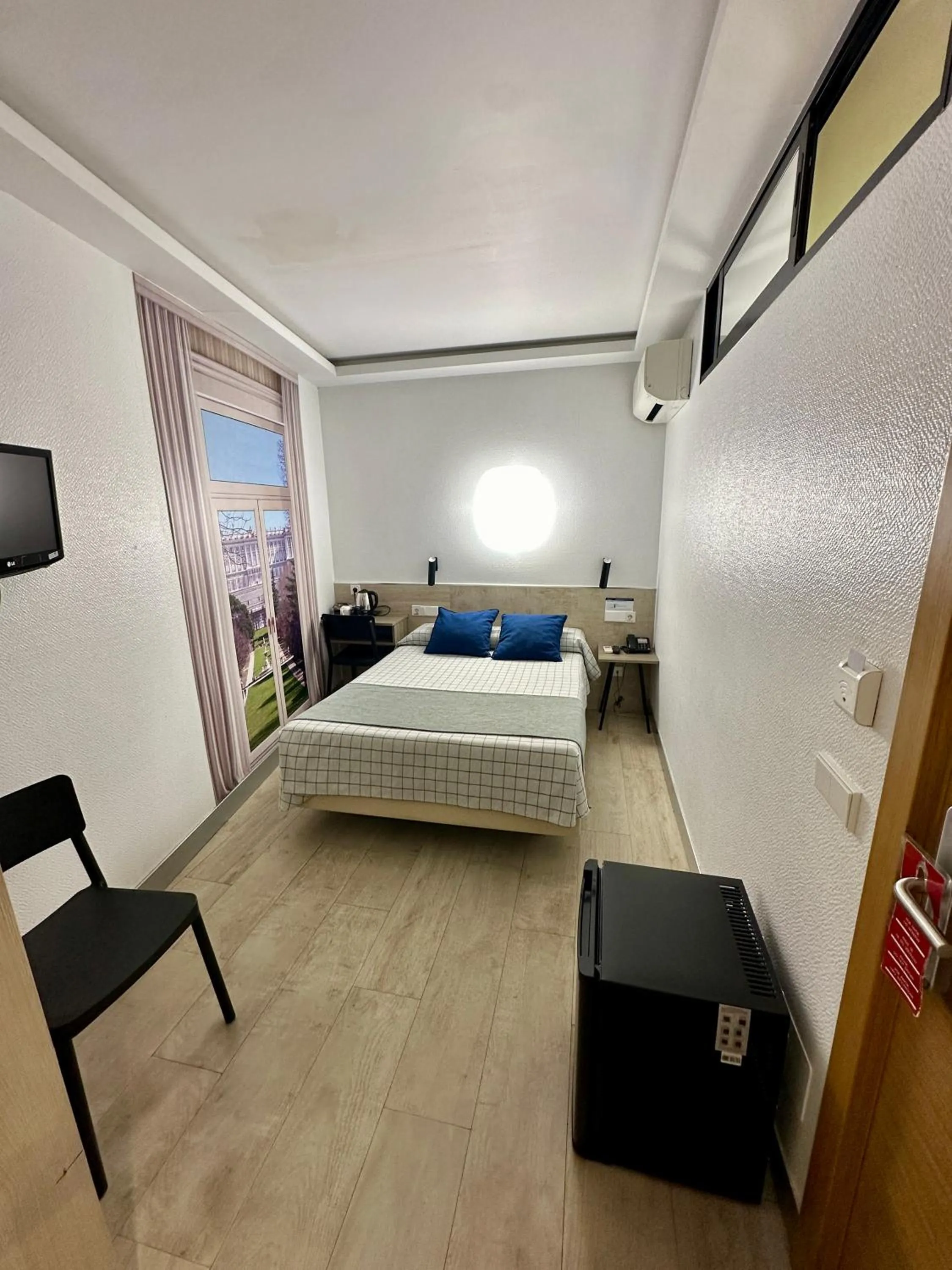 Photo of the whole room, Bed in Hostal Castilla II Puerta del Sol