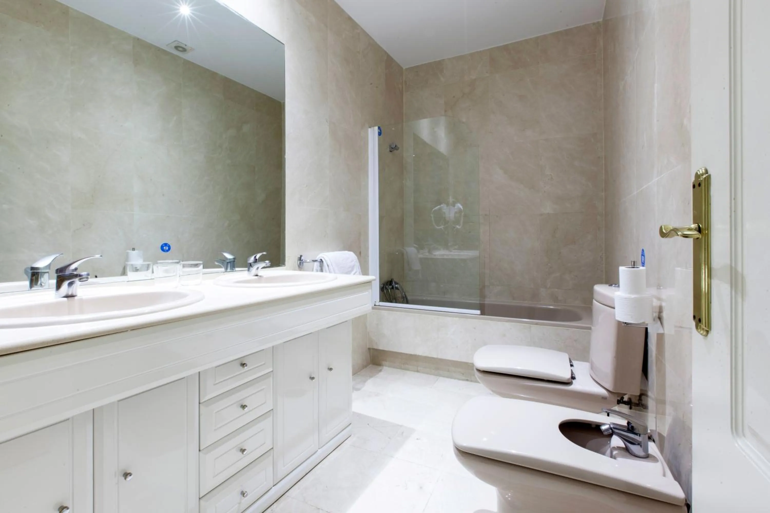 Bathroom in Hostal Castilla II Puerta del Sol