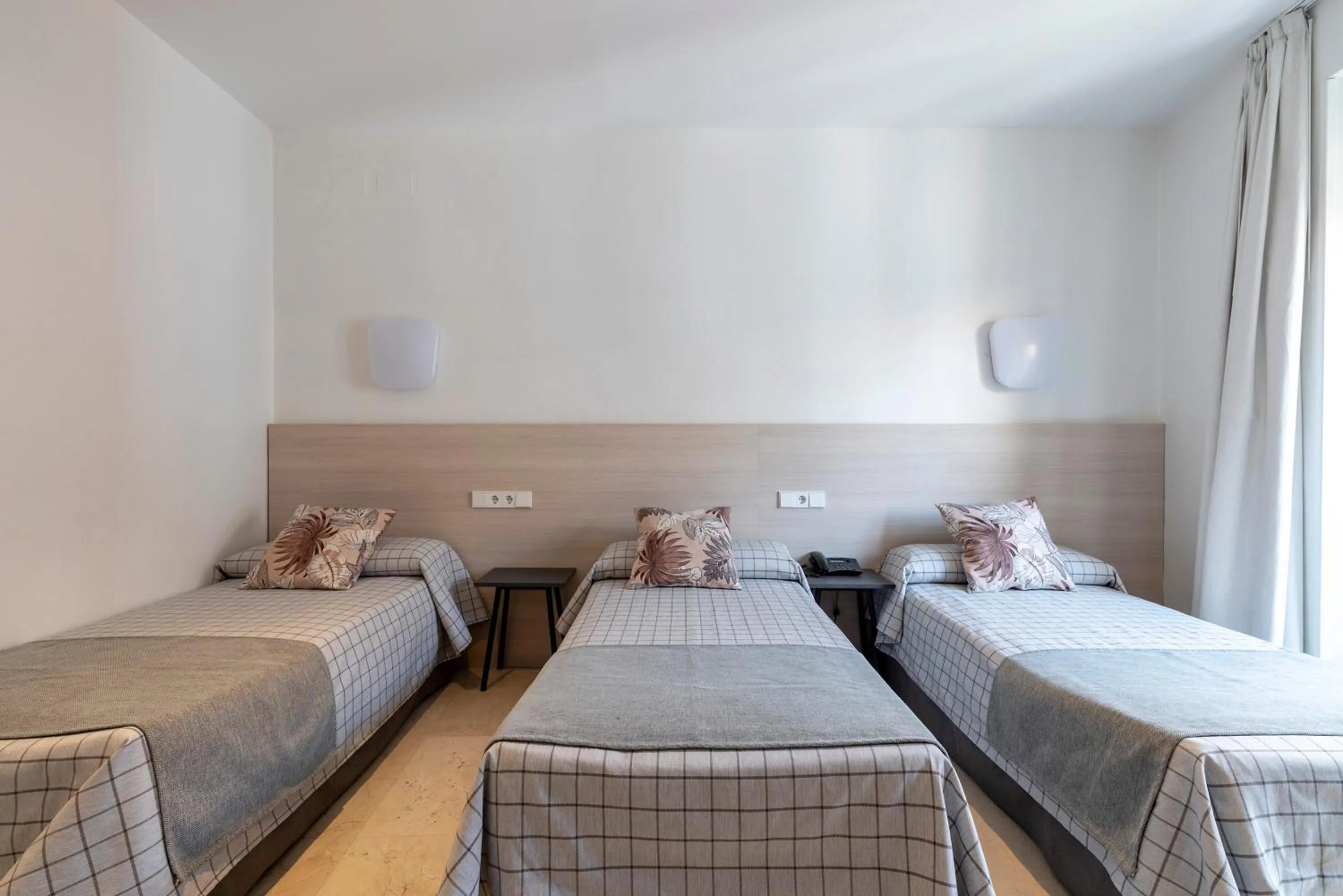 Bedroom, Bed in Hostal Castilla II Puerta del Sol