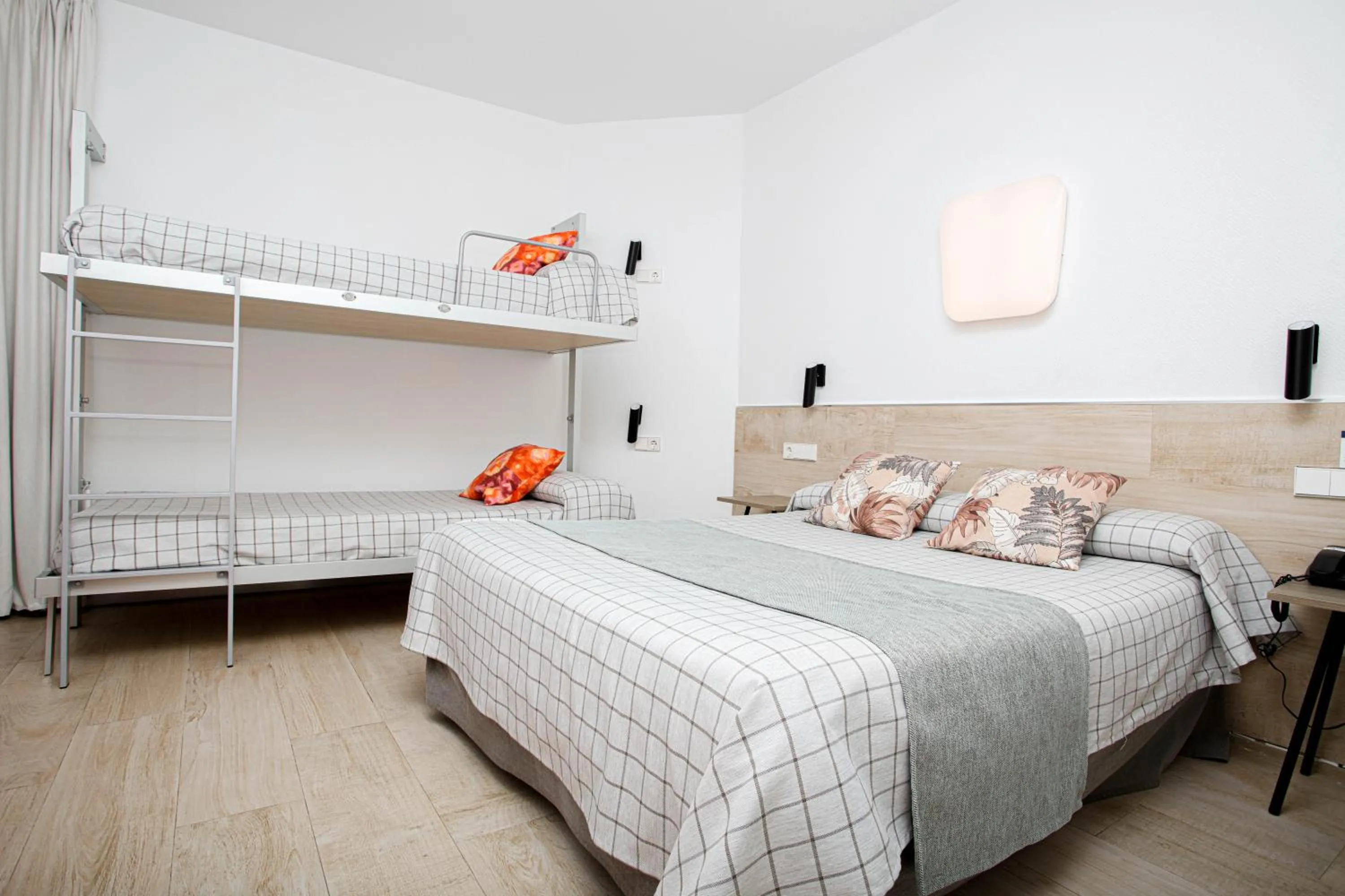 bunk bed, Bed in Hostal Castilla II Puerta del Sol