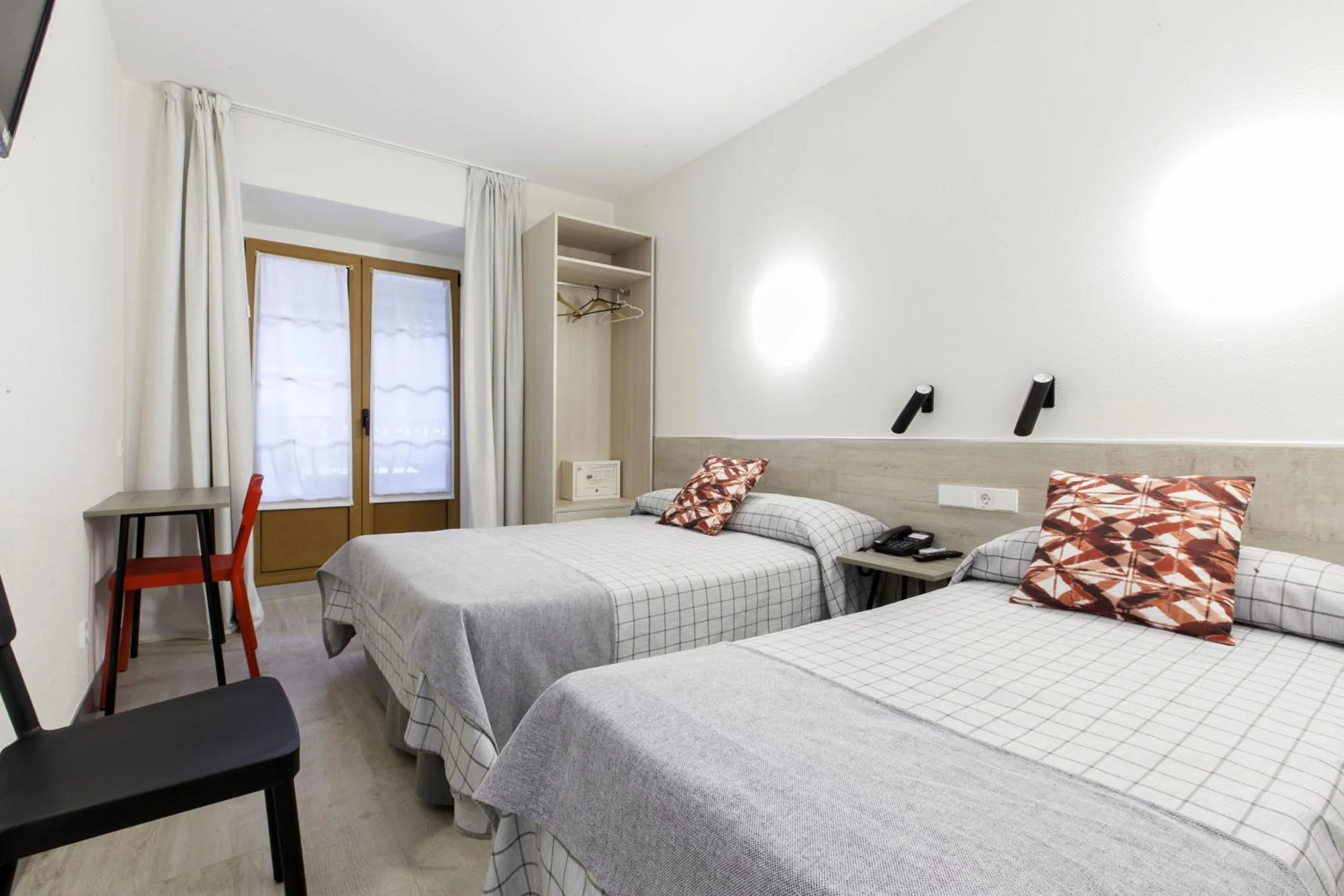 Bedroom, Bed in Hostal Castilla II Puerta del Sol