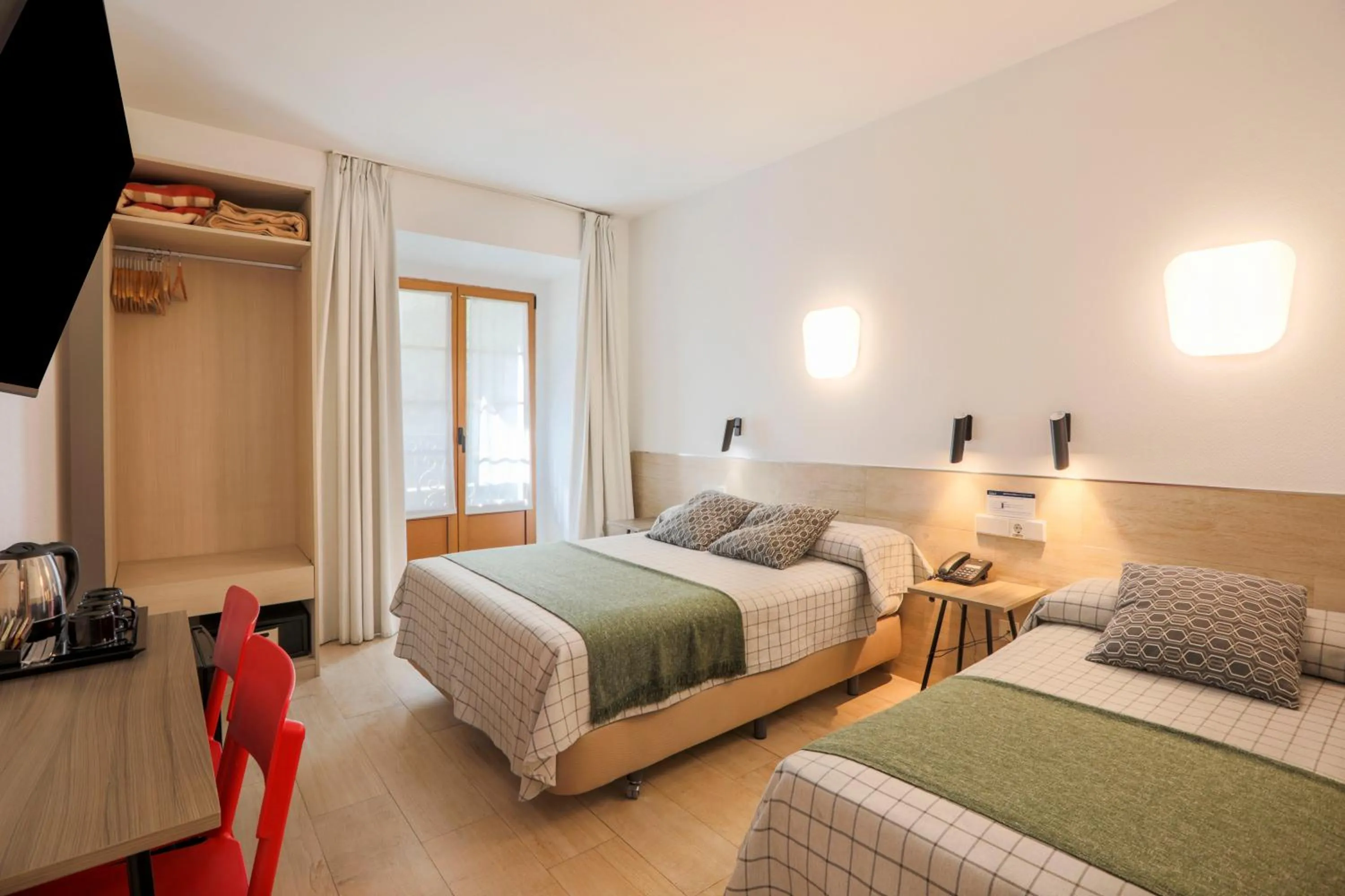 TV and multimedia, Bed in Hostal Castilla II Puerta del Sol