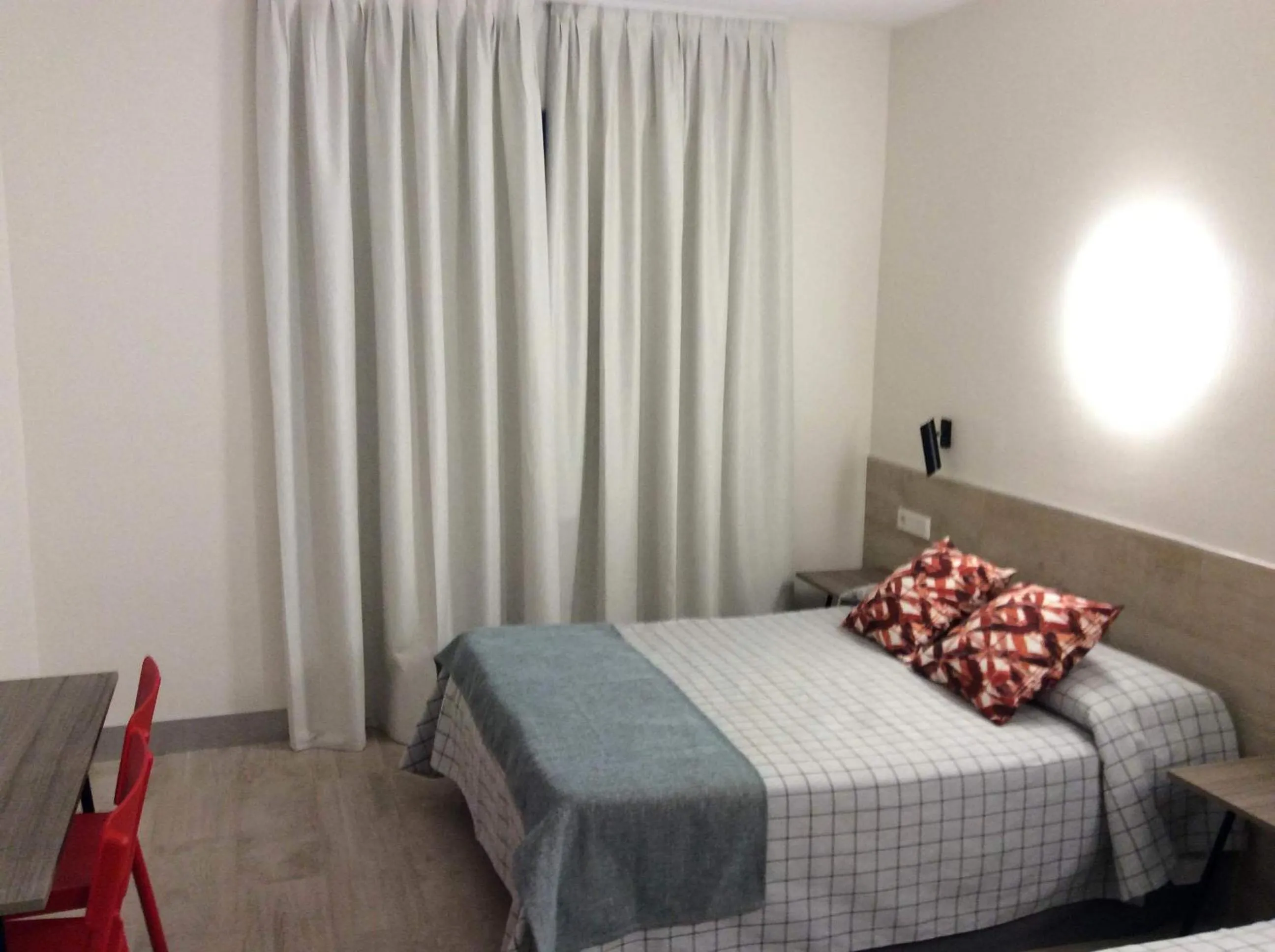 Bedroom, Bed in Hostal Castilla II Puerta del Sol