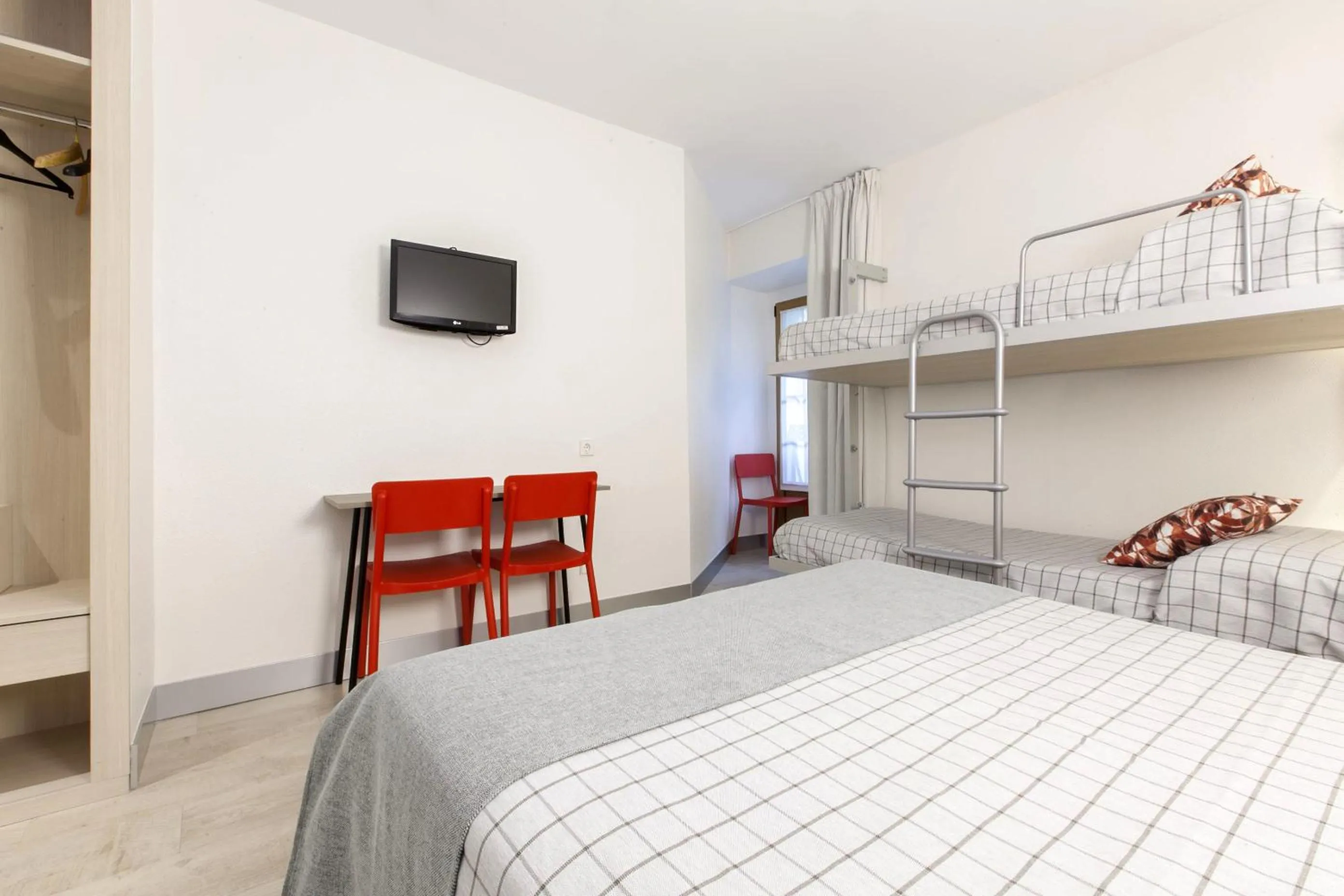 Bedroom, Bed in Hostal Castilla II Puerta del Sol