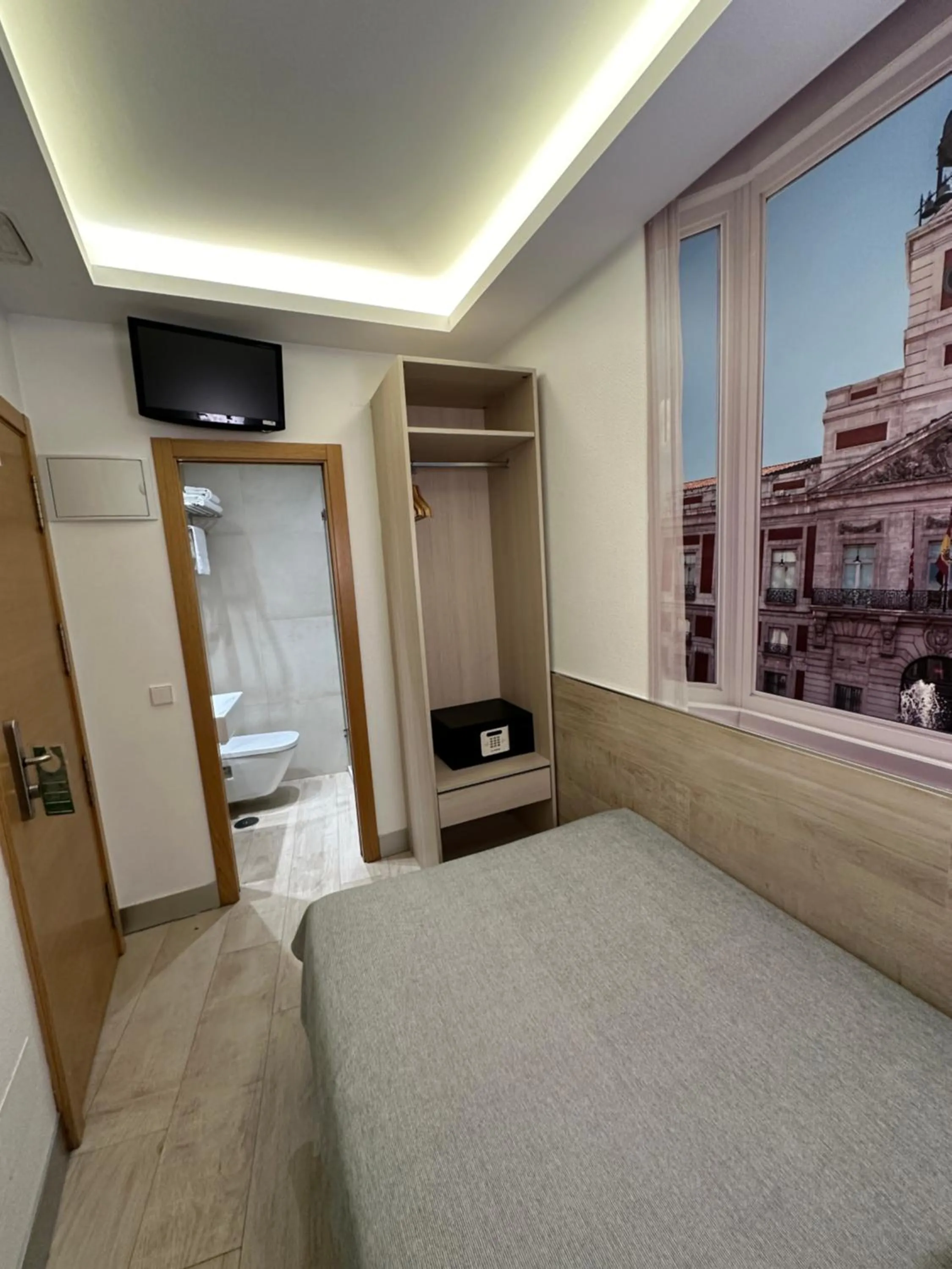 Photo of the whole room, Bed in Hostal Castilla II Puerta del Sol