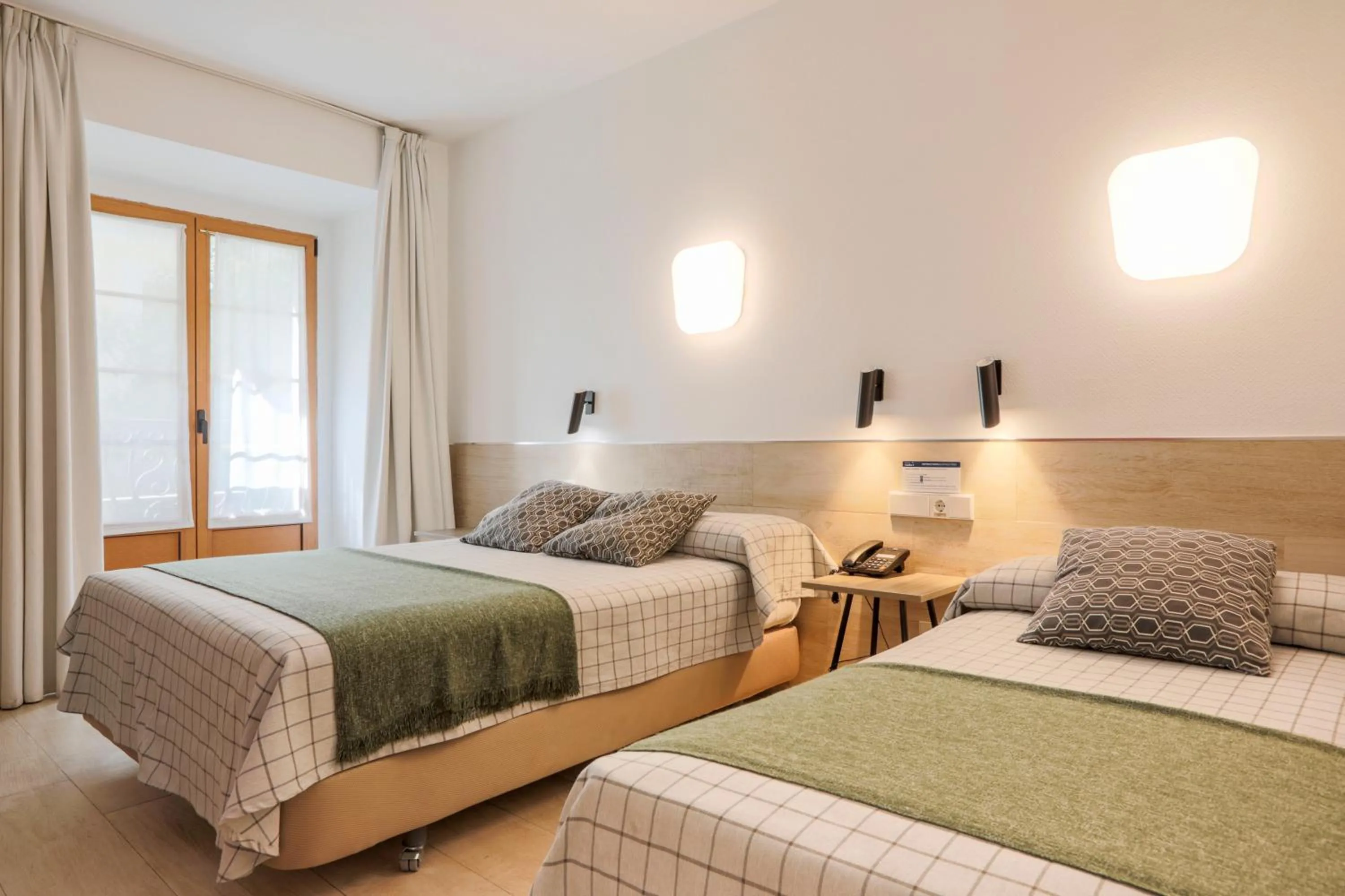 Bed in Hostal Castilla II Puerta del Sol