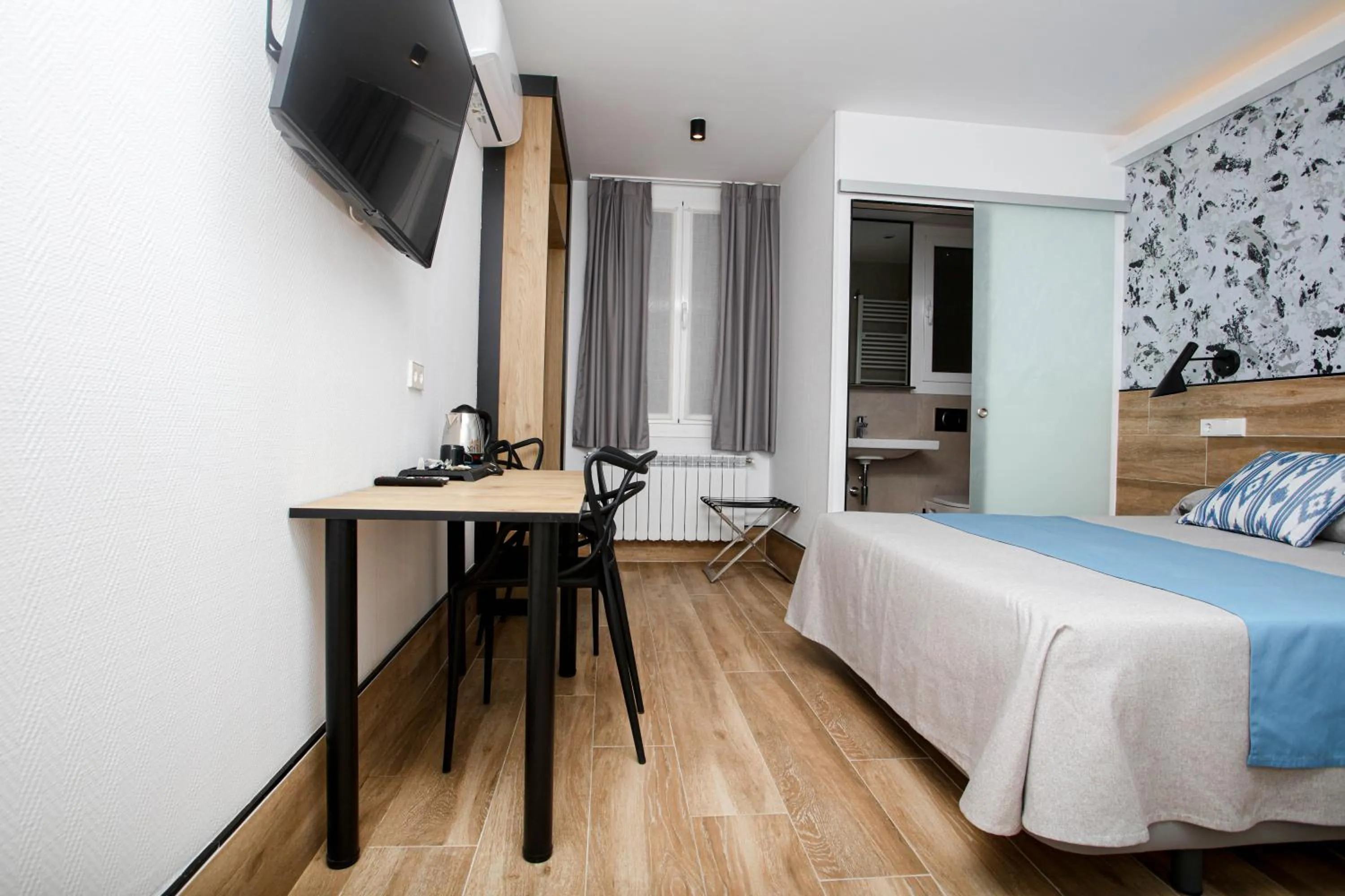 TV and multimedia, Bed in Hostal Castilla II Puerta del Sol