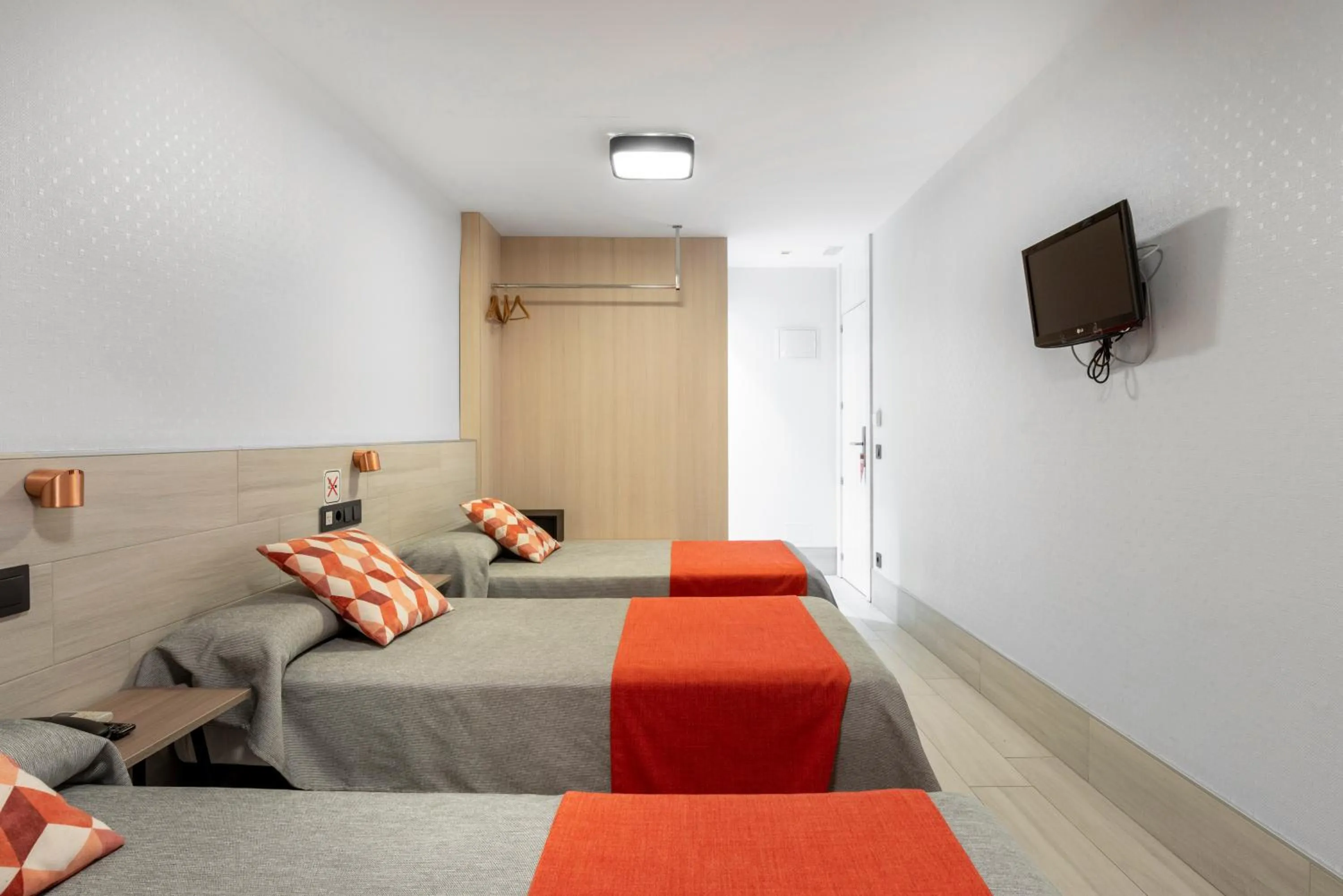 Bedroom, Bed in Hostal Castilla II Puerta del Sol