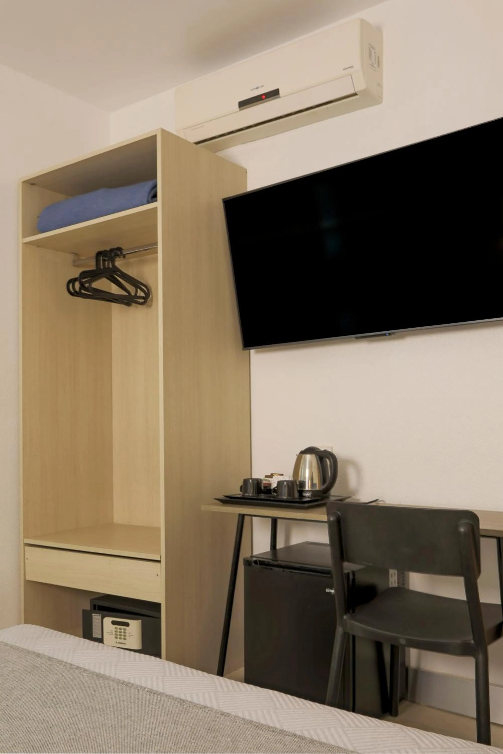 TV and multimedia in Hostal Castilla II Puerta del Sol