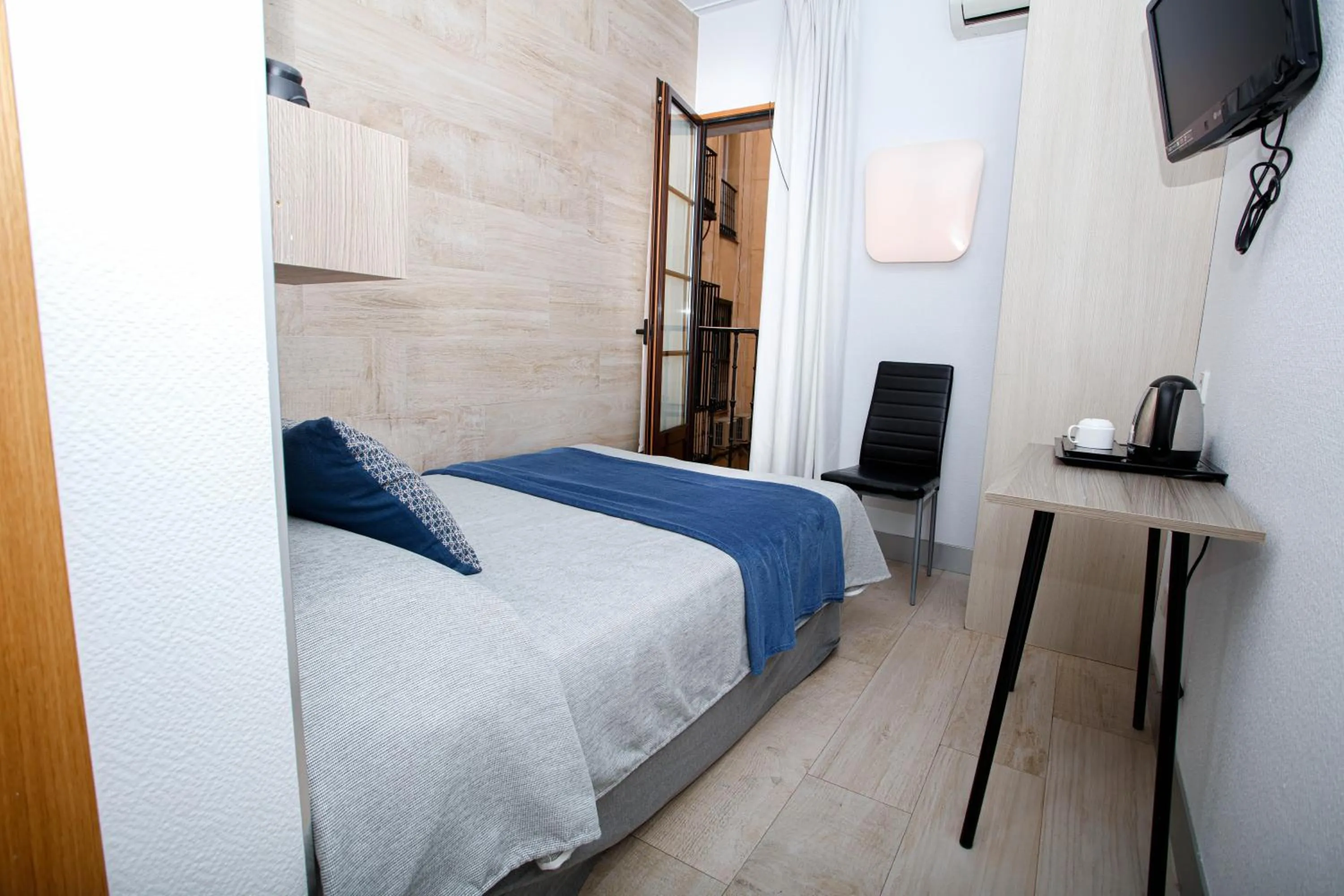 Bed in Hostal Castilla II Puerta del Sol