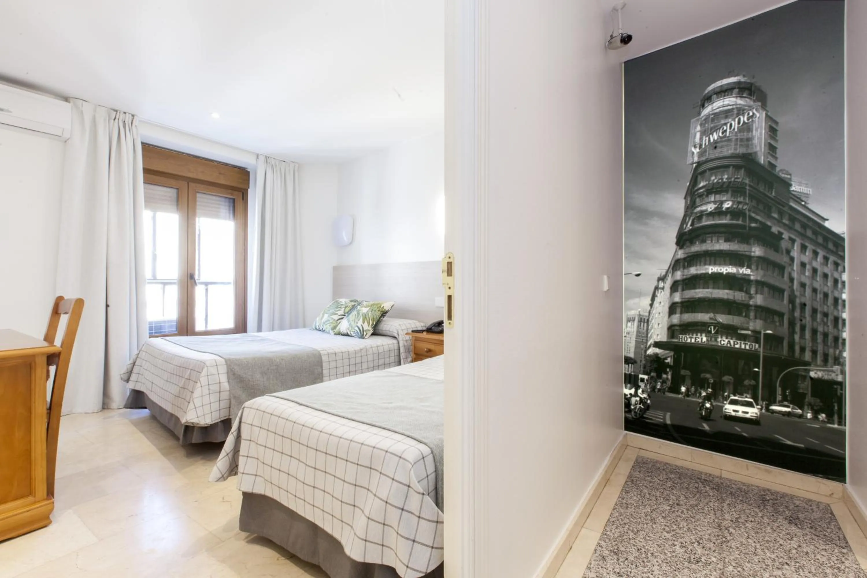 On site, Bed in Hostal Castilla II Puerta del Sol