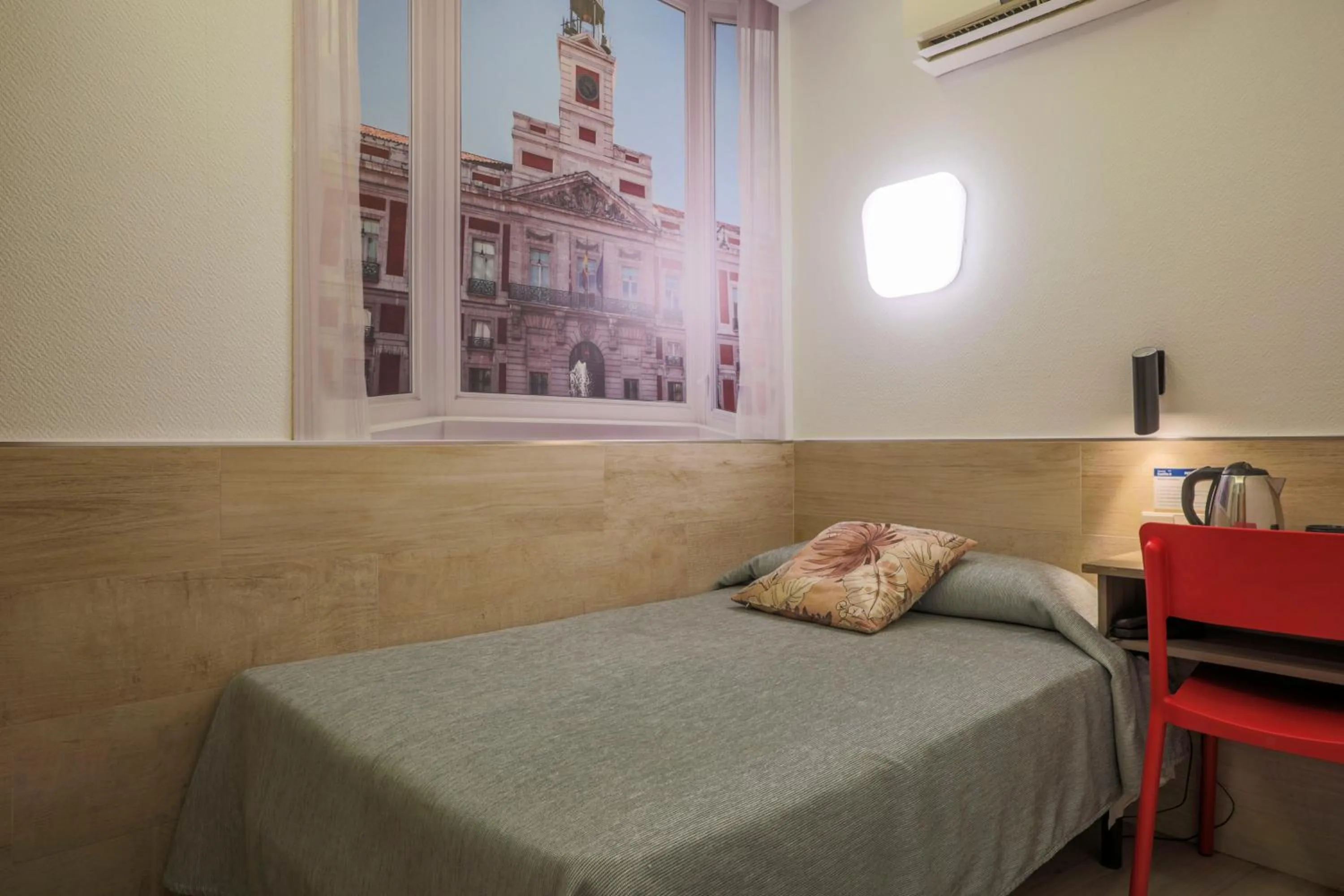 Photo of the whole room, Bed in Hostal Castilla II Puerta del Sol