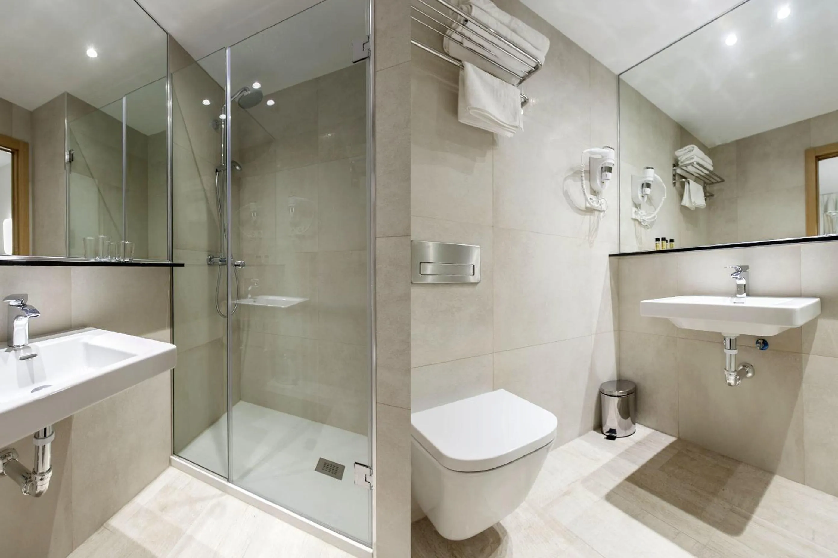 Bathroom in Hostal Castilla II Puerta del Sol