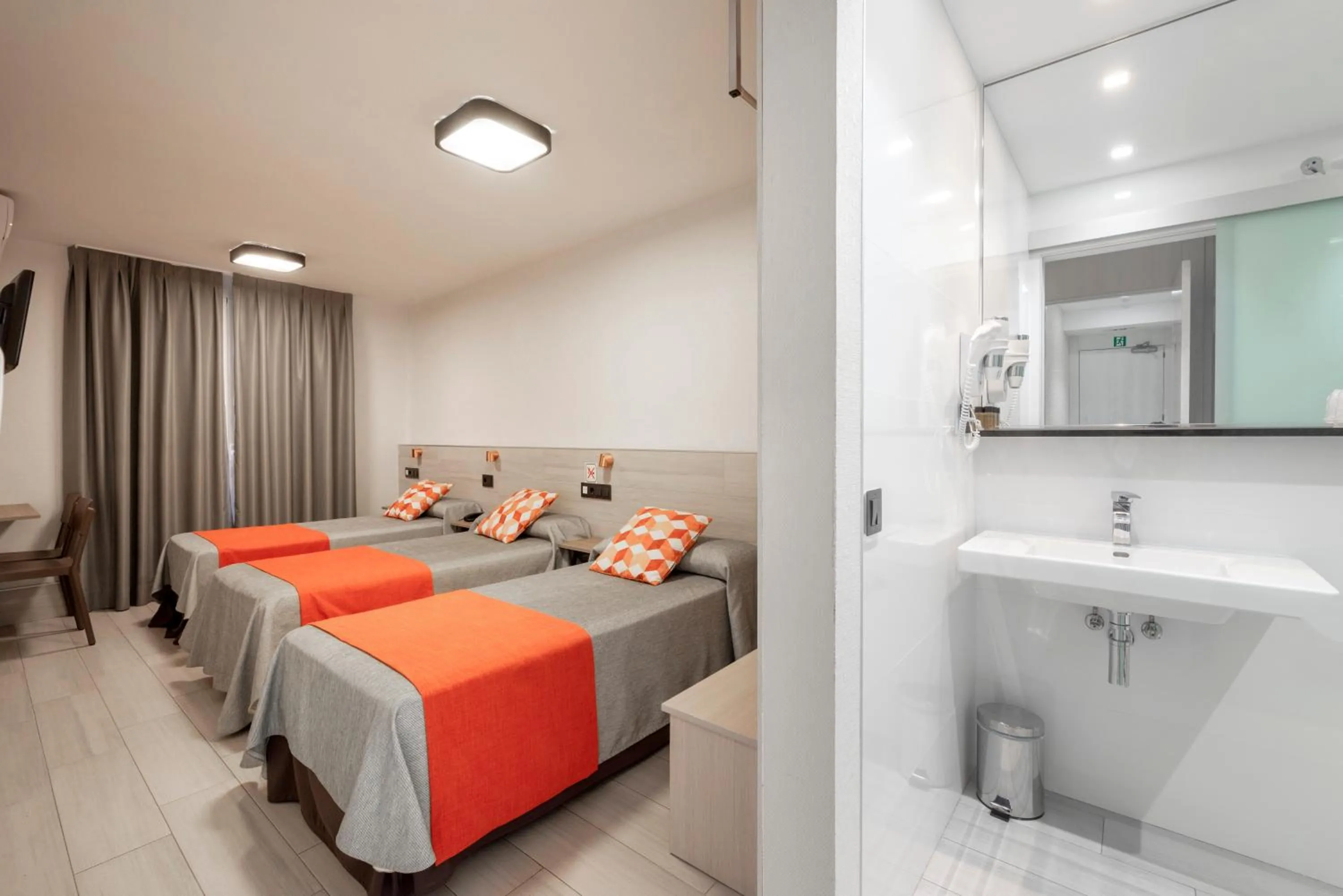 Photo of the whole room, Bed in Hostal Castilla II Puerta del Sol