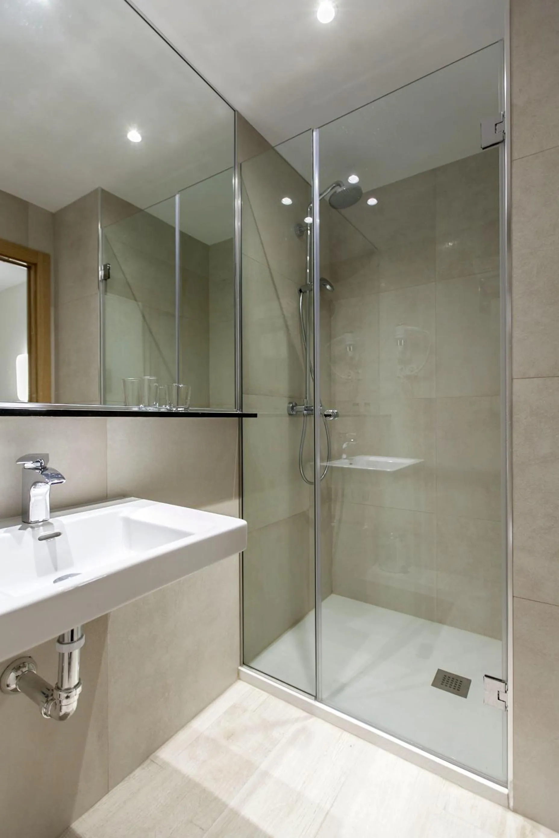 Bathroom in Hostal Castilla II Puerta del Sol