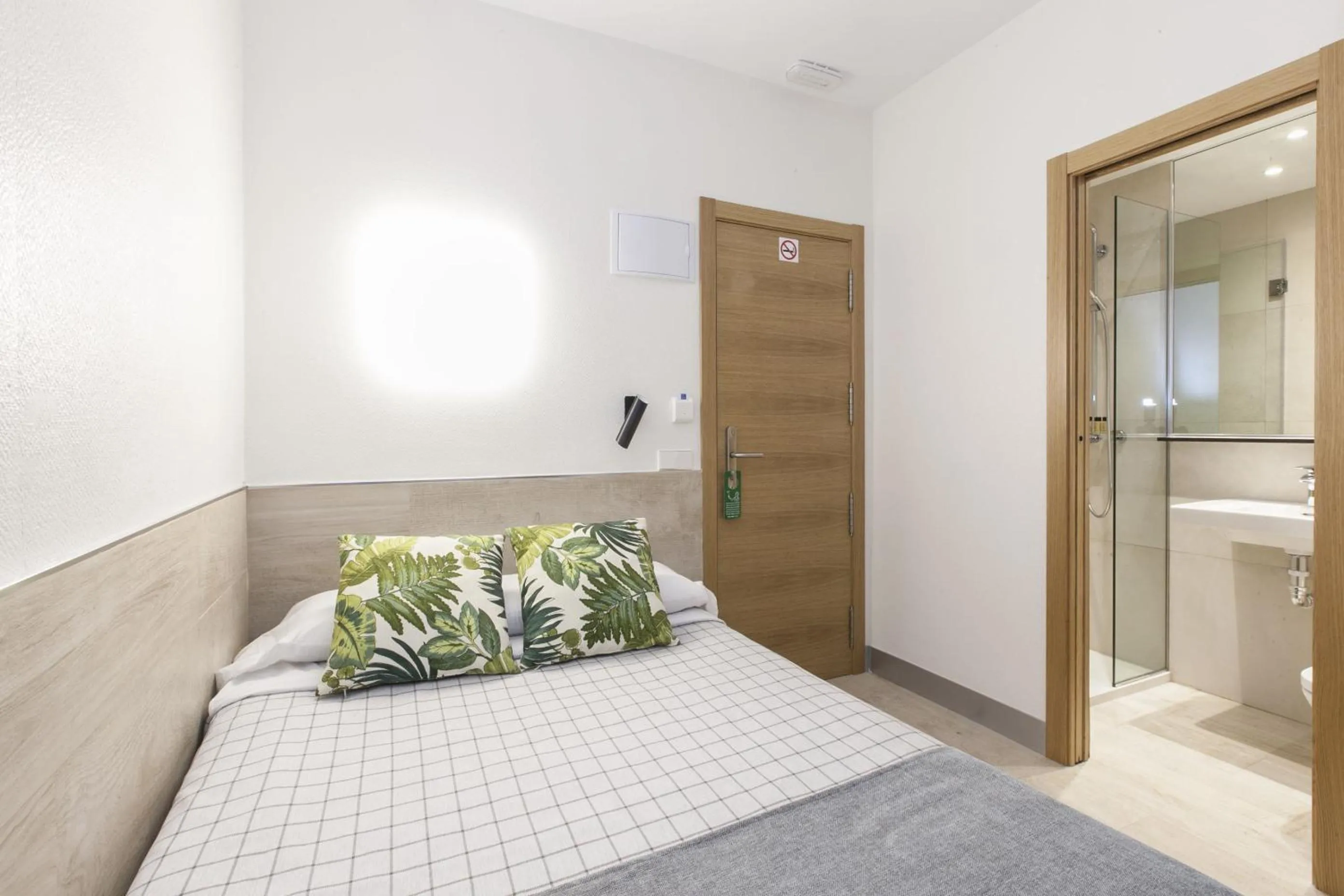 Bedroom, Bed in Hostal Castilla II Puerta del Sol