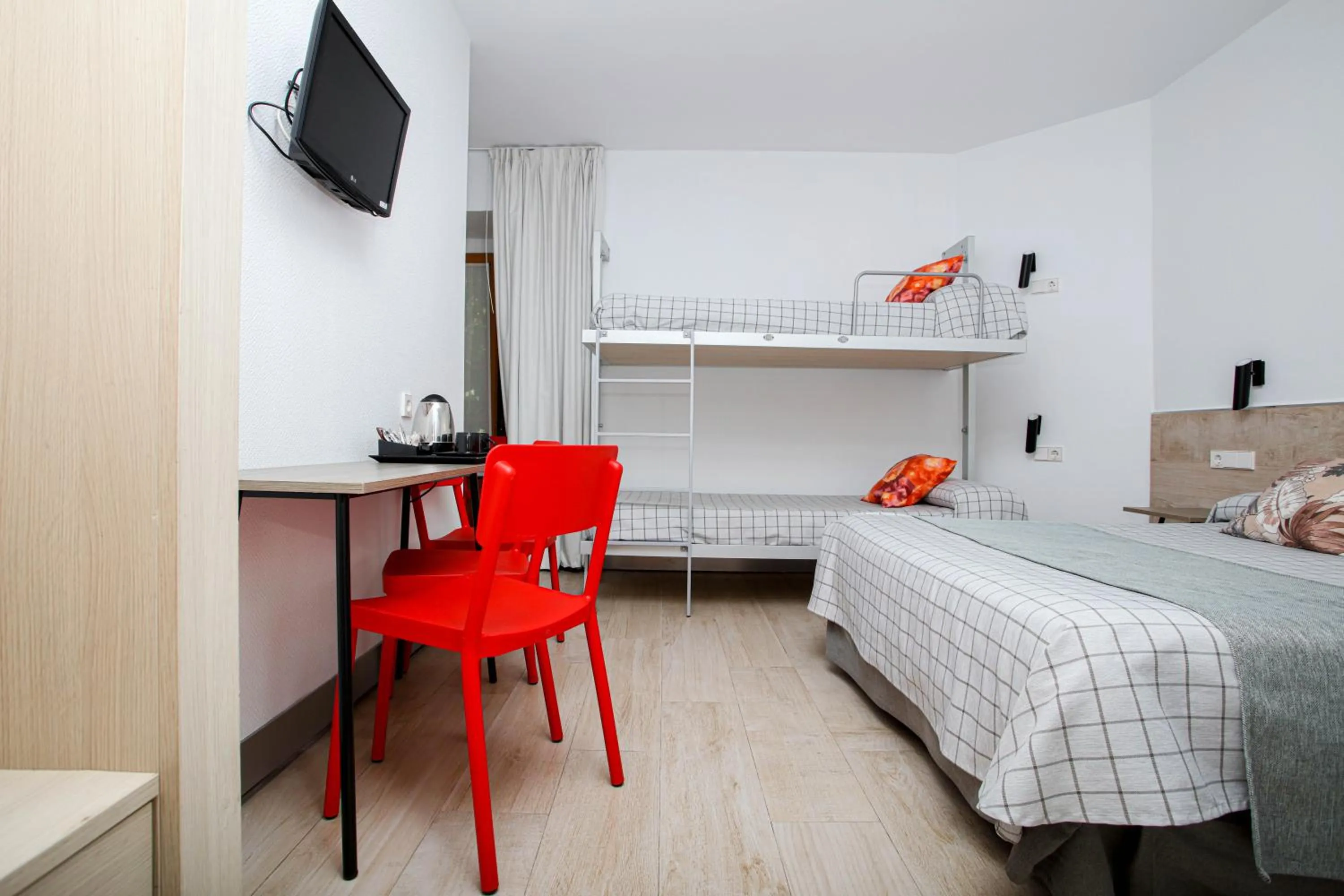 bunk bed, Bed in Hostal Castilla II Puerta del Sol