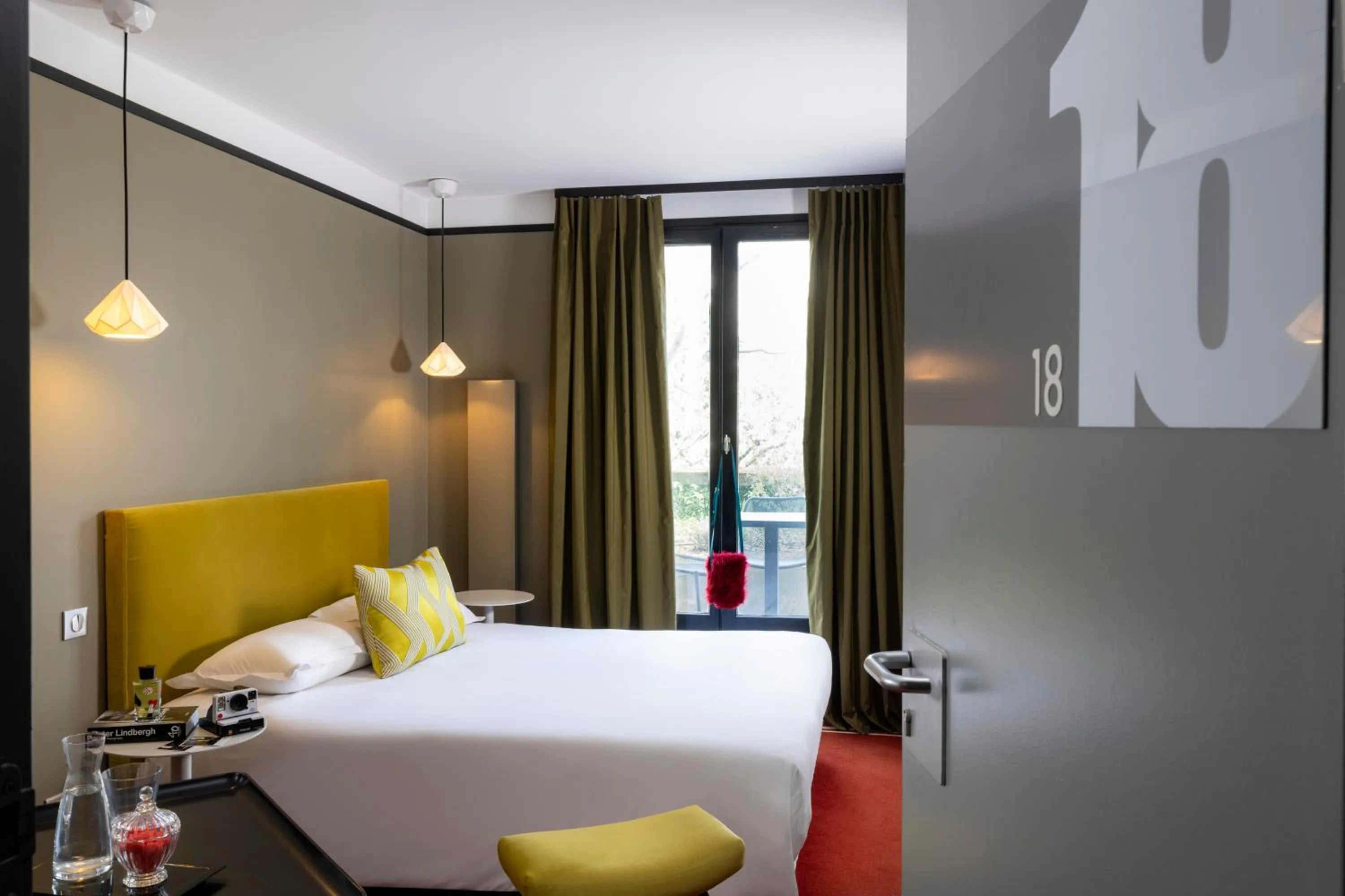 Photo of the whole room, Bed in LHotel - face au château - boutique hôtel et séminaires