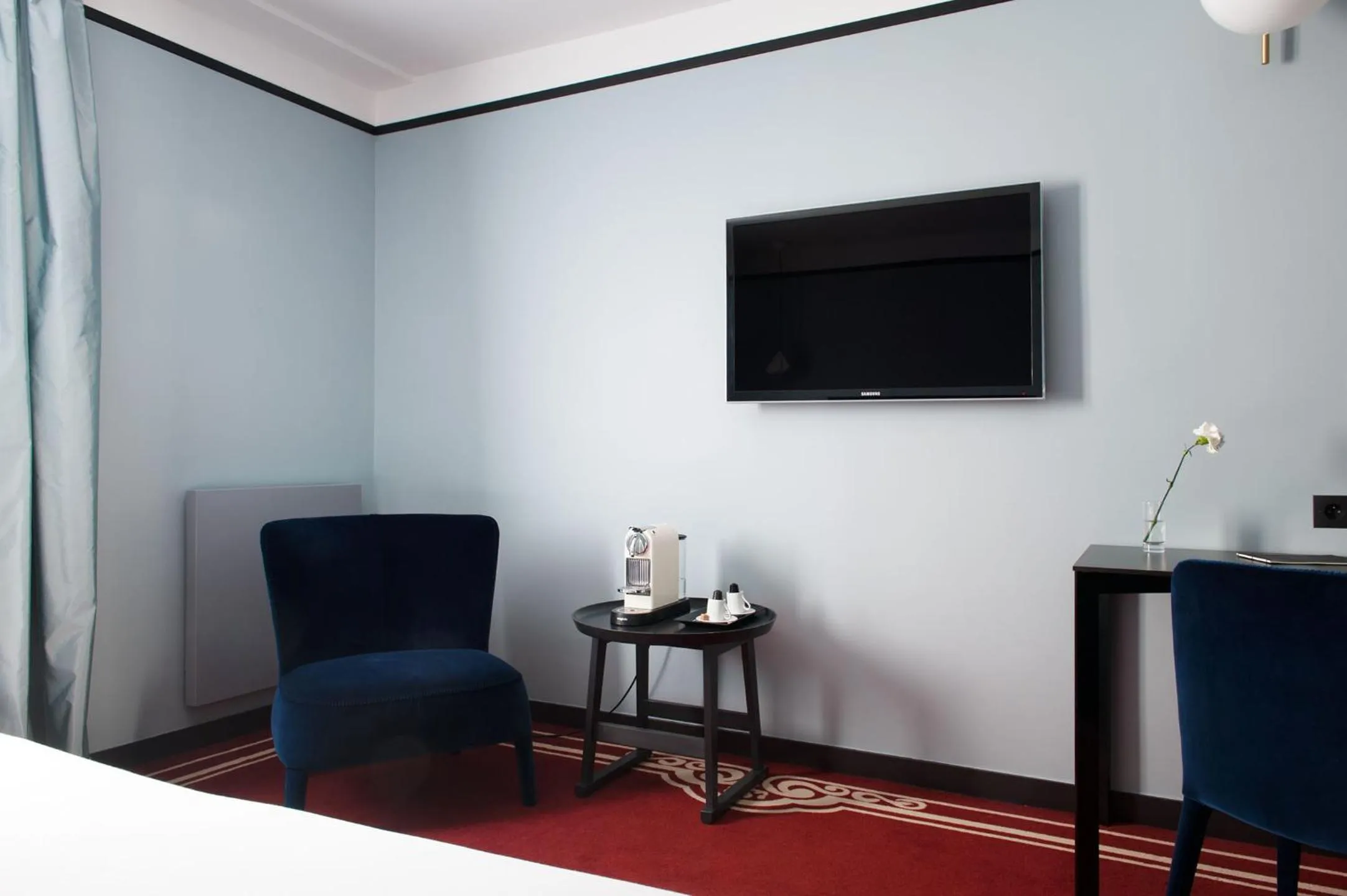 TV and multimedia in LHotel - face au château - boutique hôtel et séminaires
