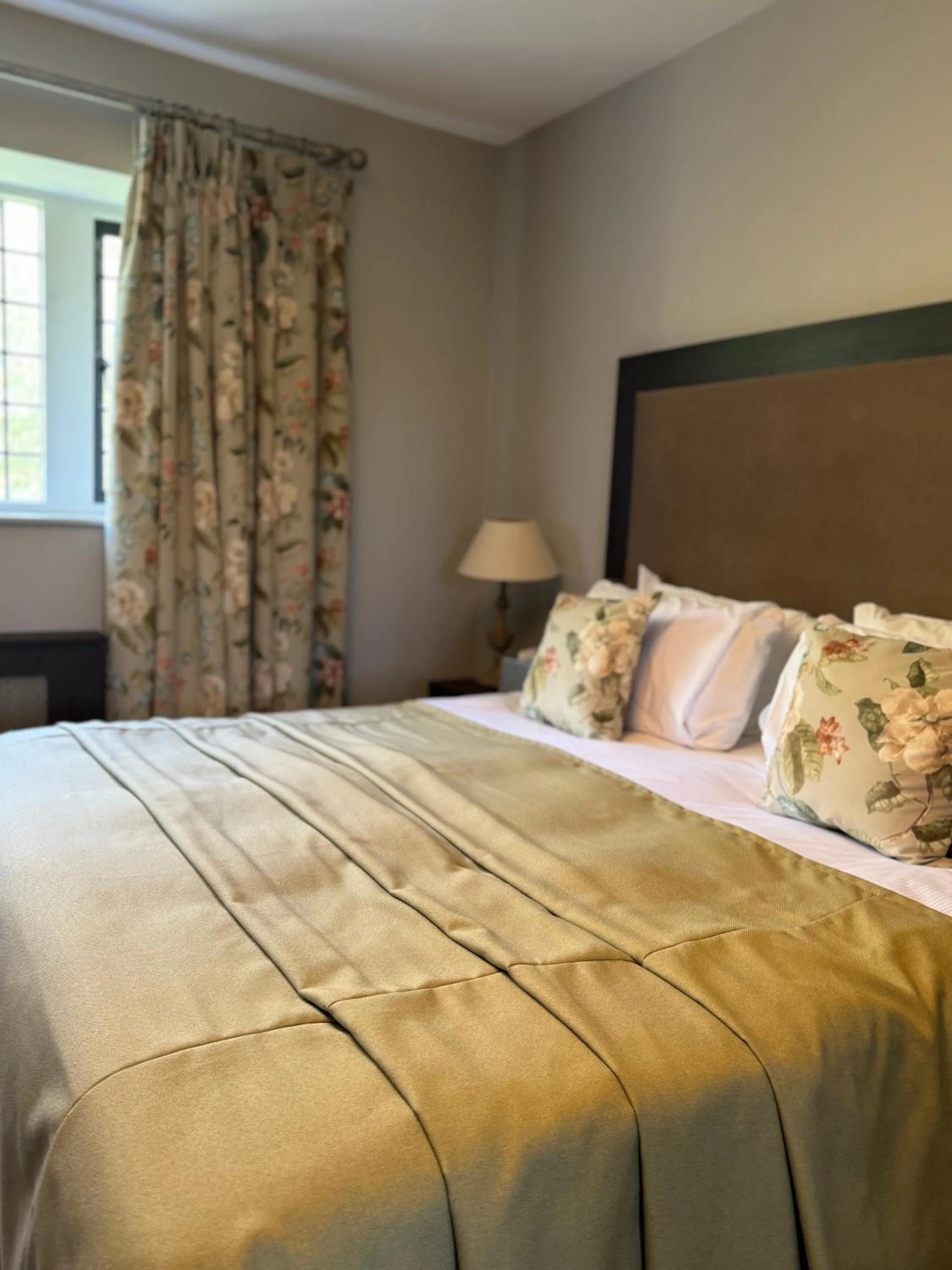 wardrobe, Bed in Abbey House Hotel