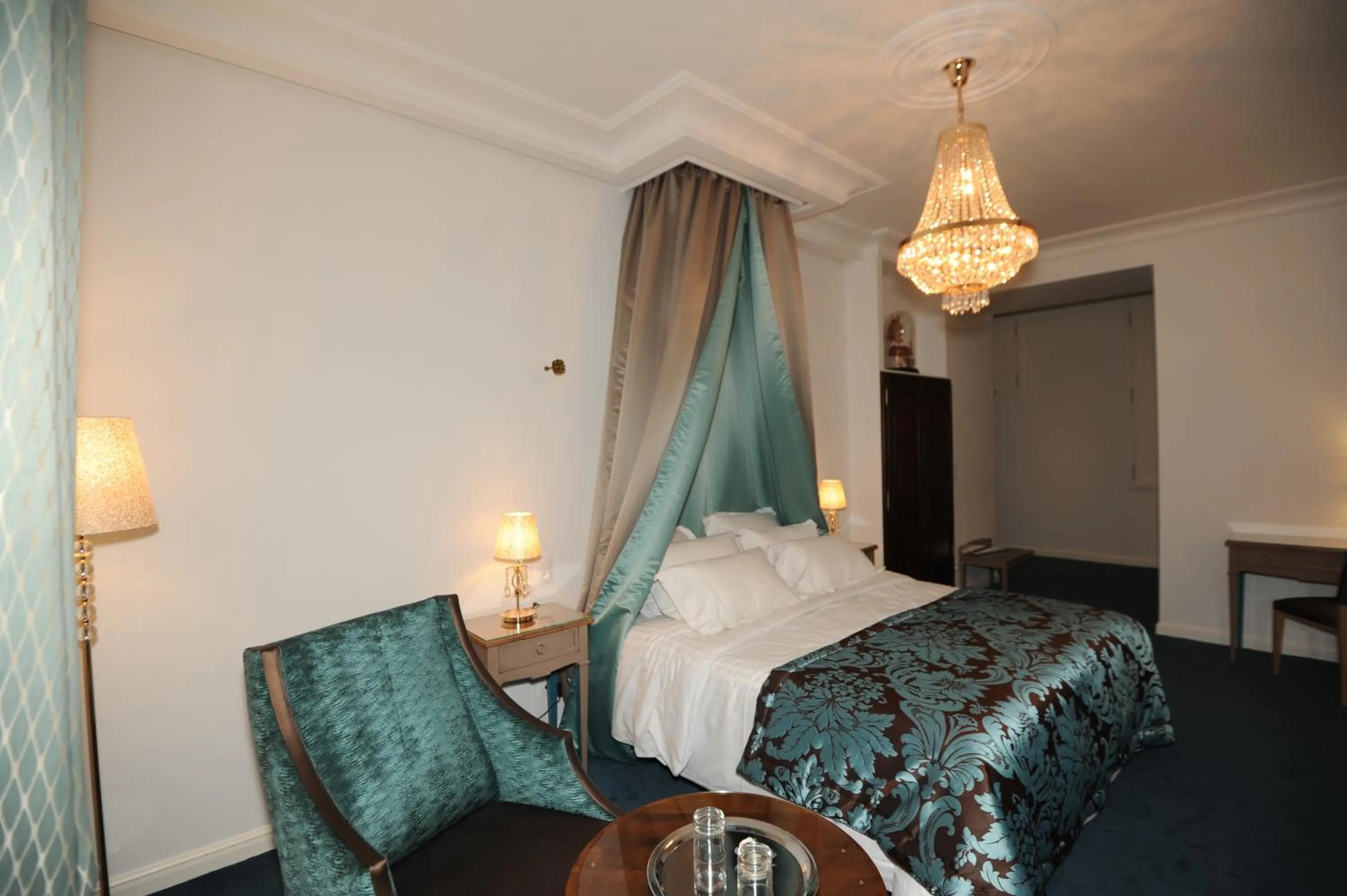 Bedroom, Bed in Hôtel Victor Hugo