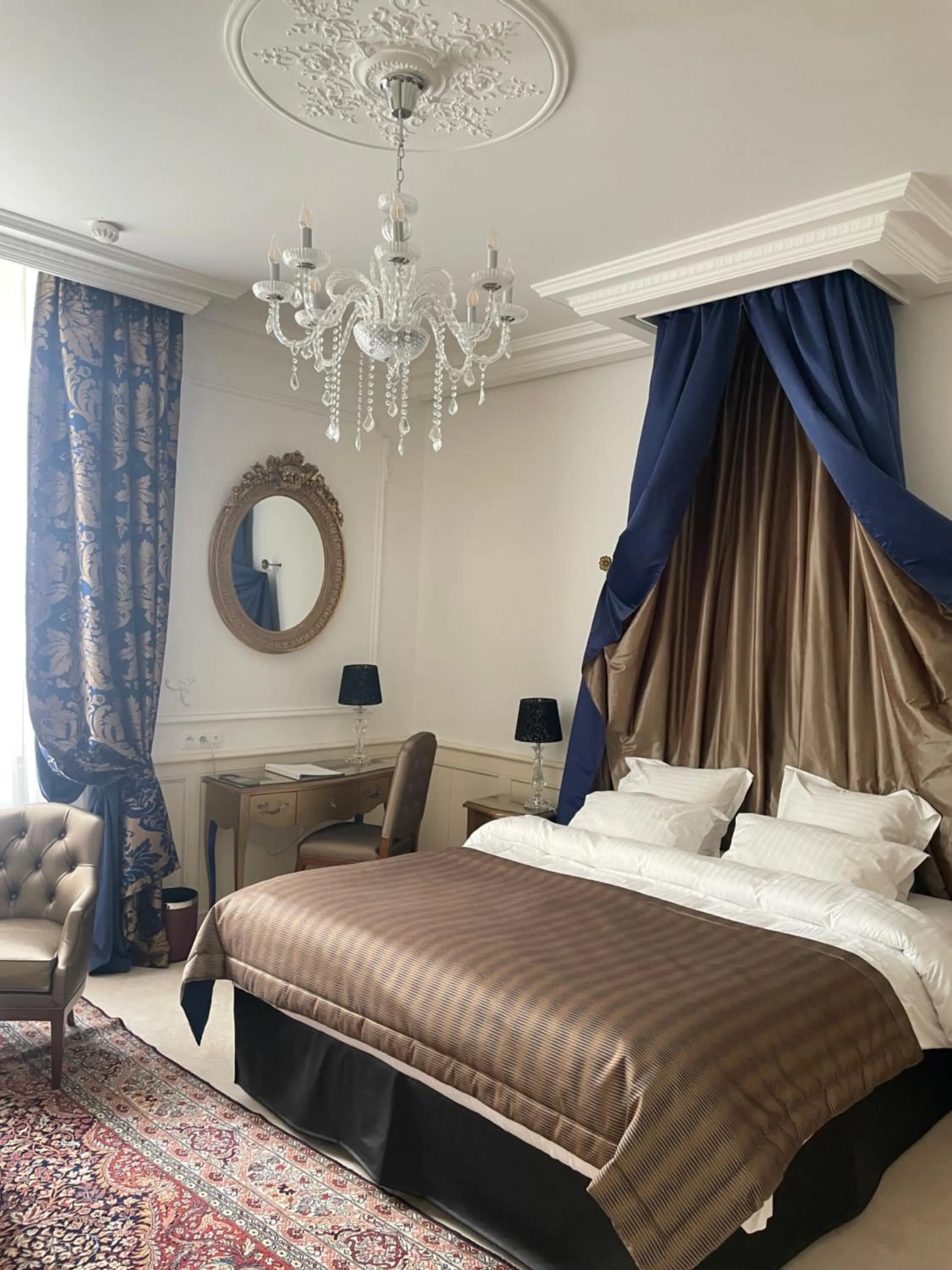 Bed in Hôtel Victor Hugo