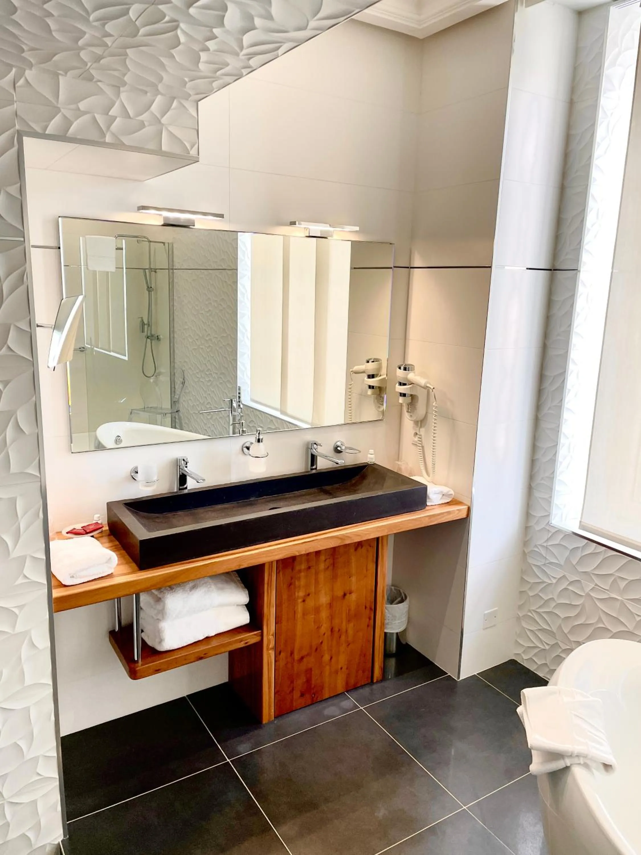 Shower in Hôtel Victor Hugo