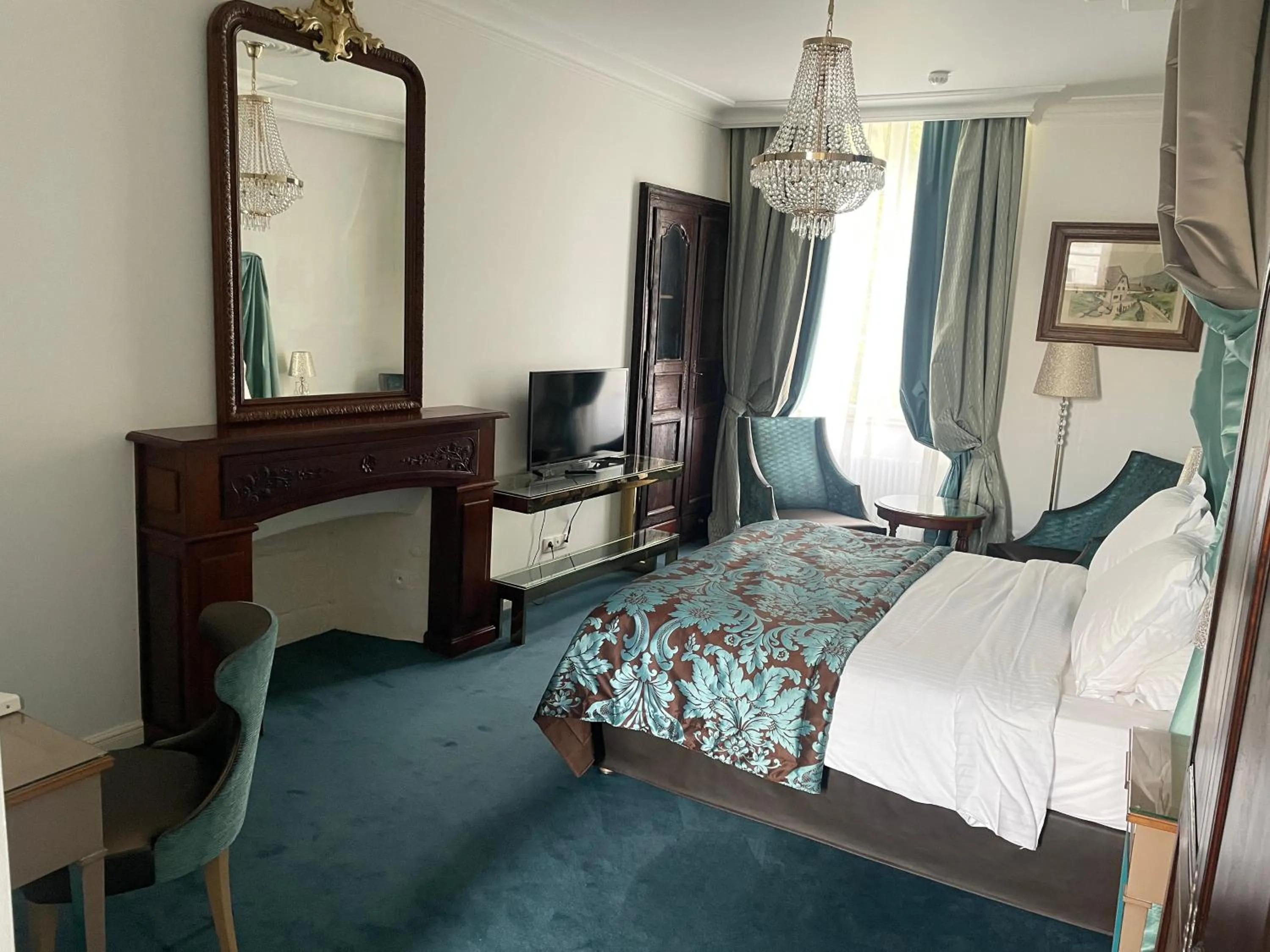 Bed in Hôtel Victor Hugo