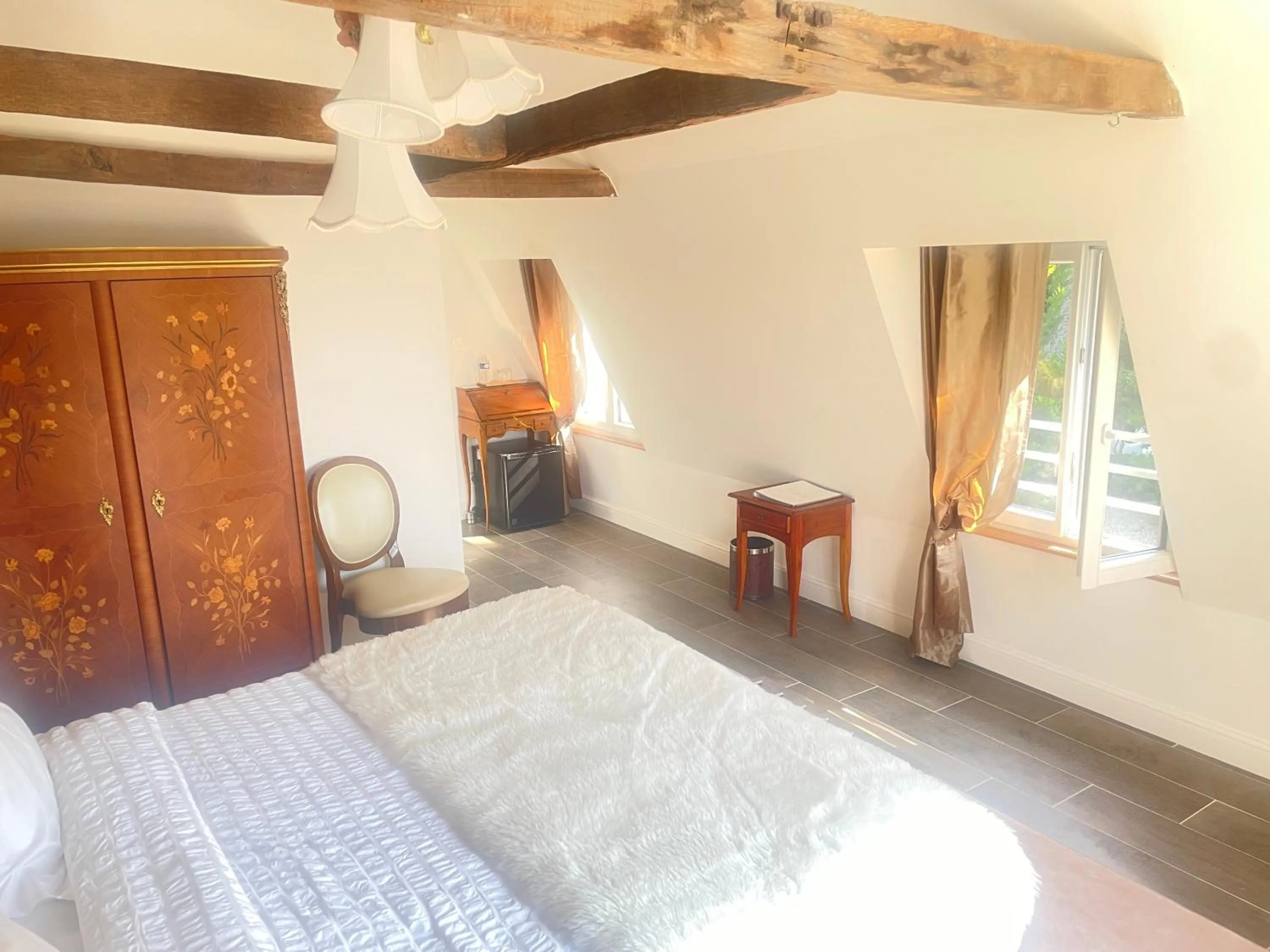 Shower, Bed in Hôtel Victor Hugo