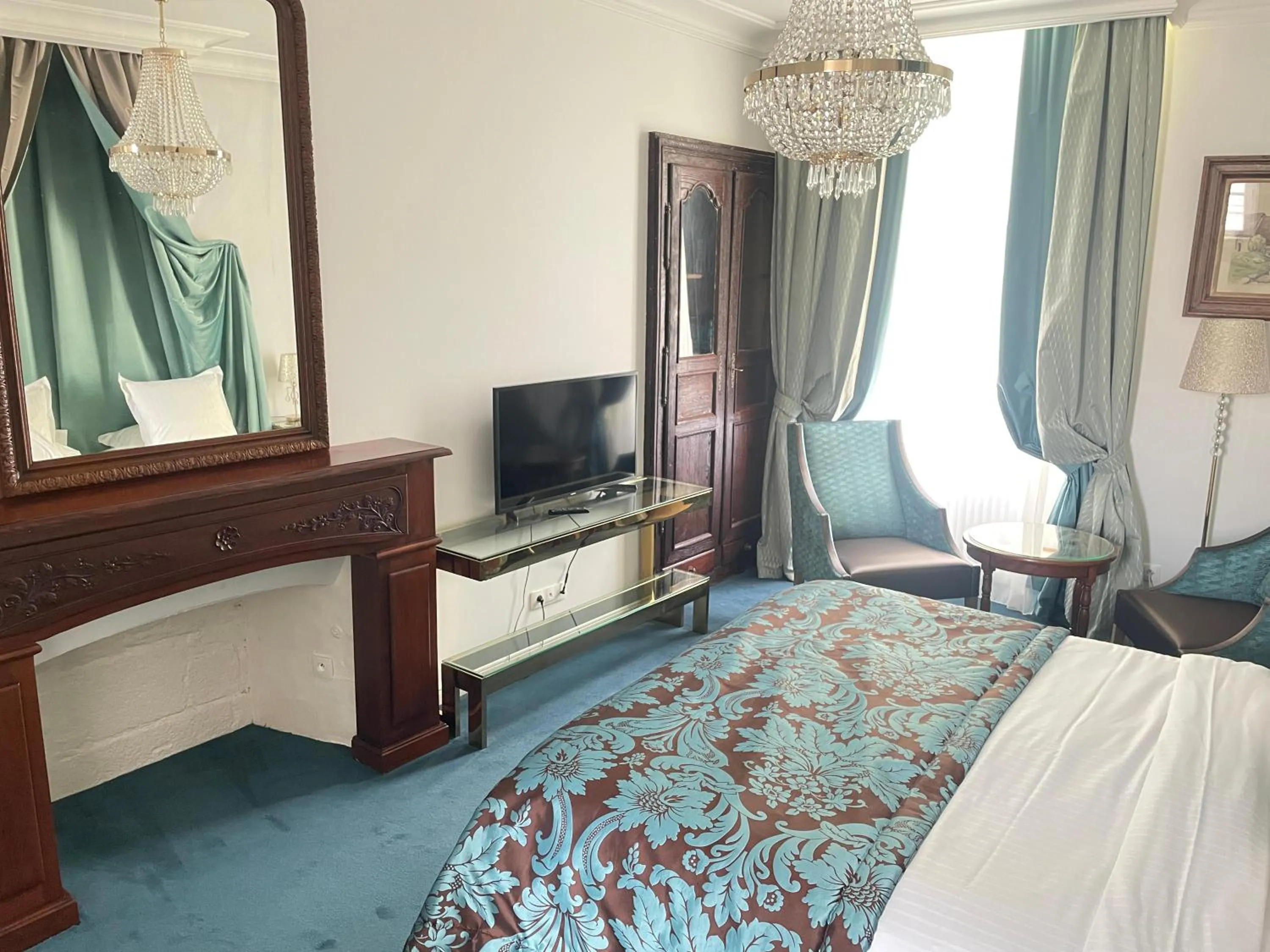 Bed in Hôtel Victor Hugo