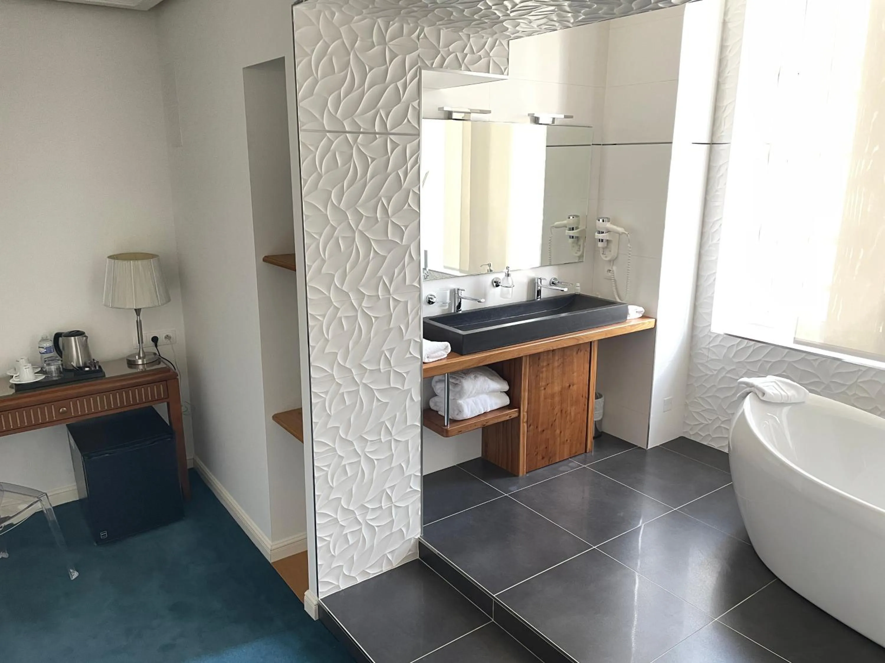 Shower in Hôtel Victor Hugo