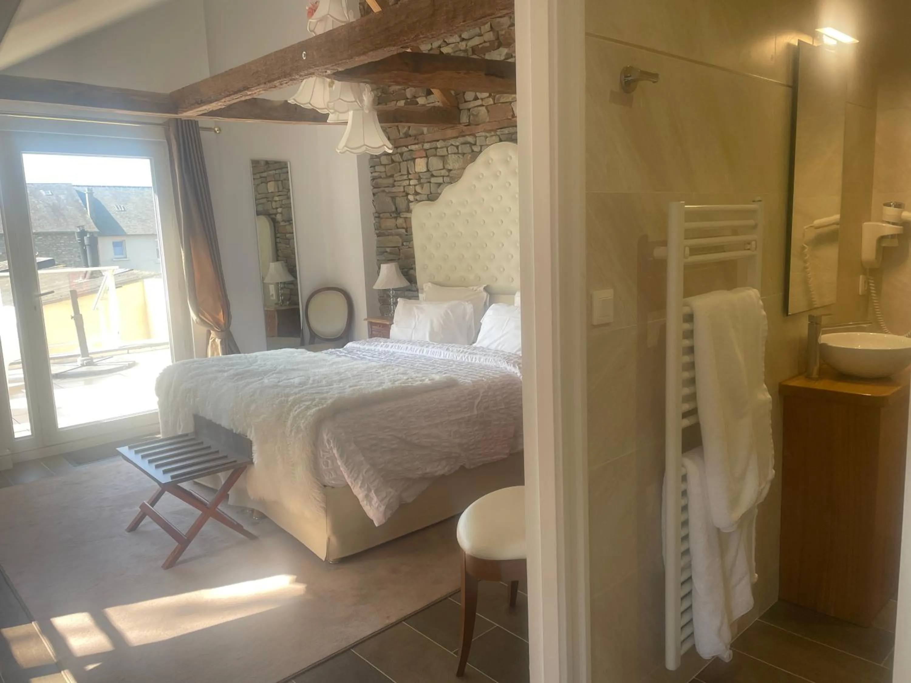 Shower, Bed in Hôtel Victor Hugo