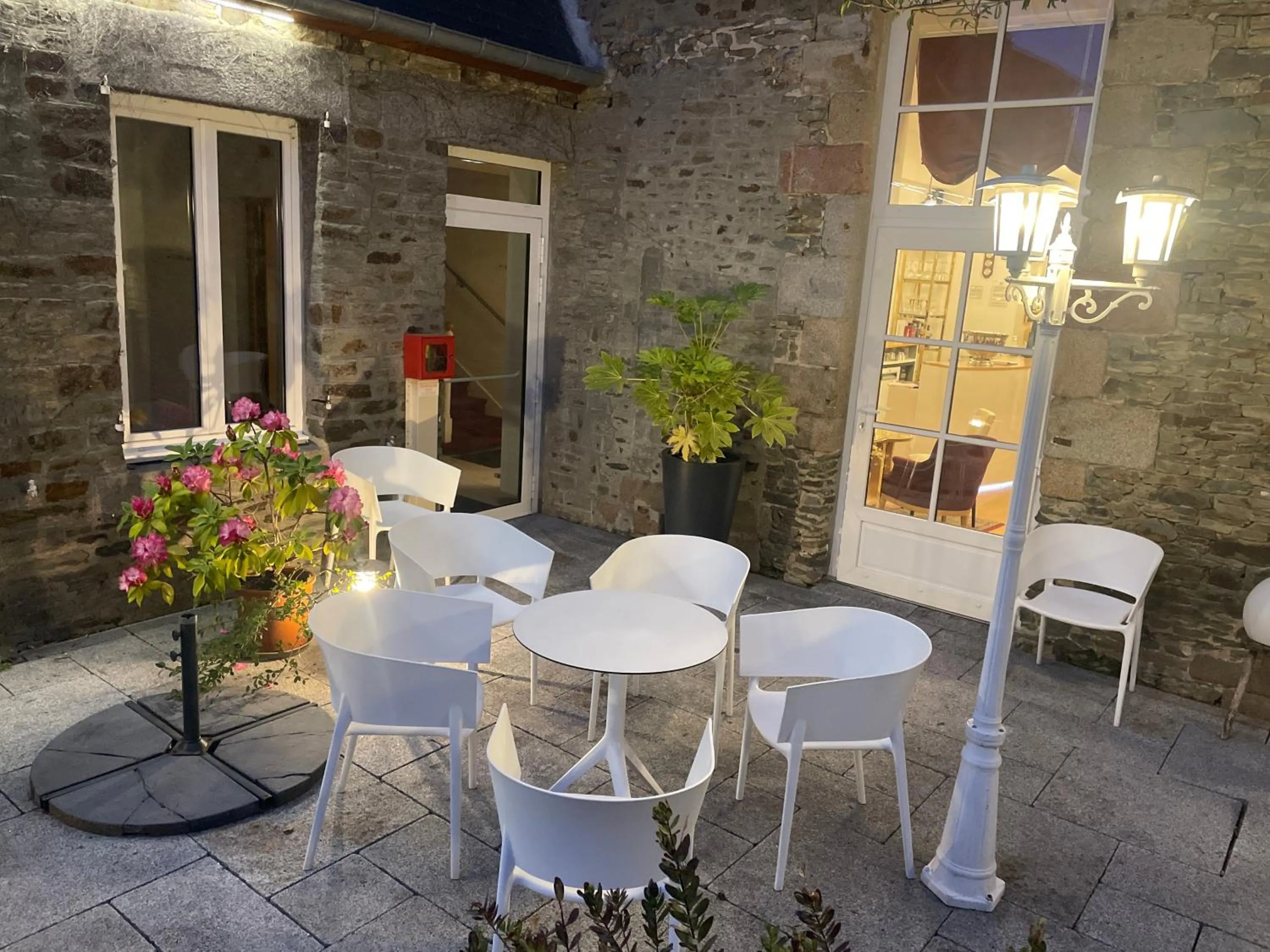 Patio in Hôtel Victor Hugo