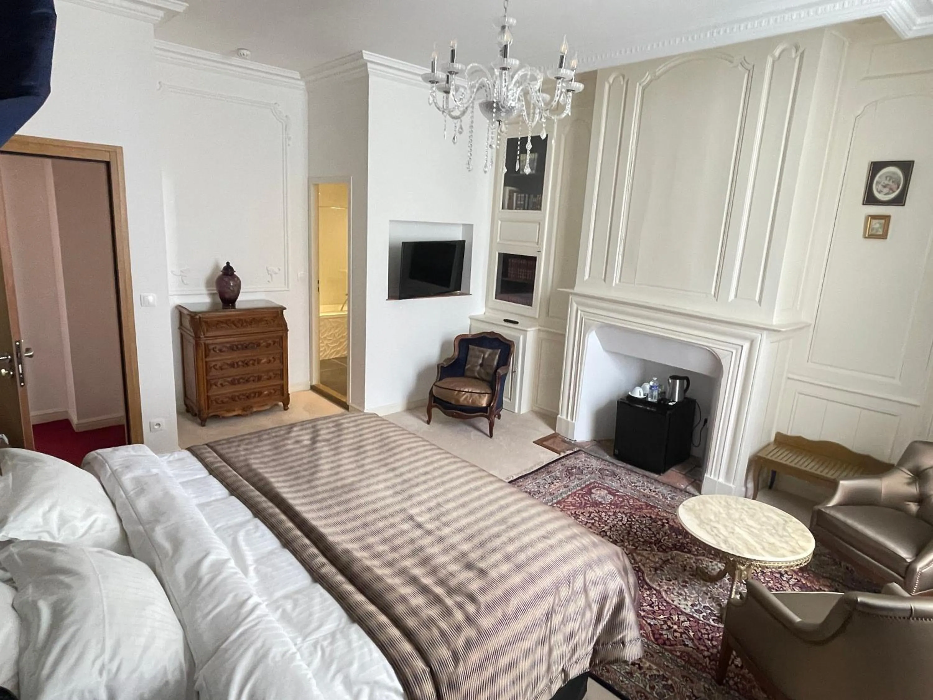 Bed in Hôtel Victor Hugo