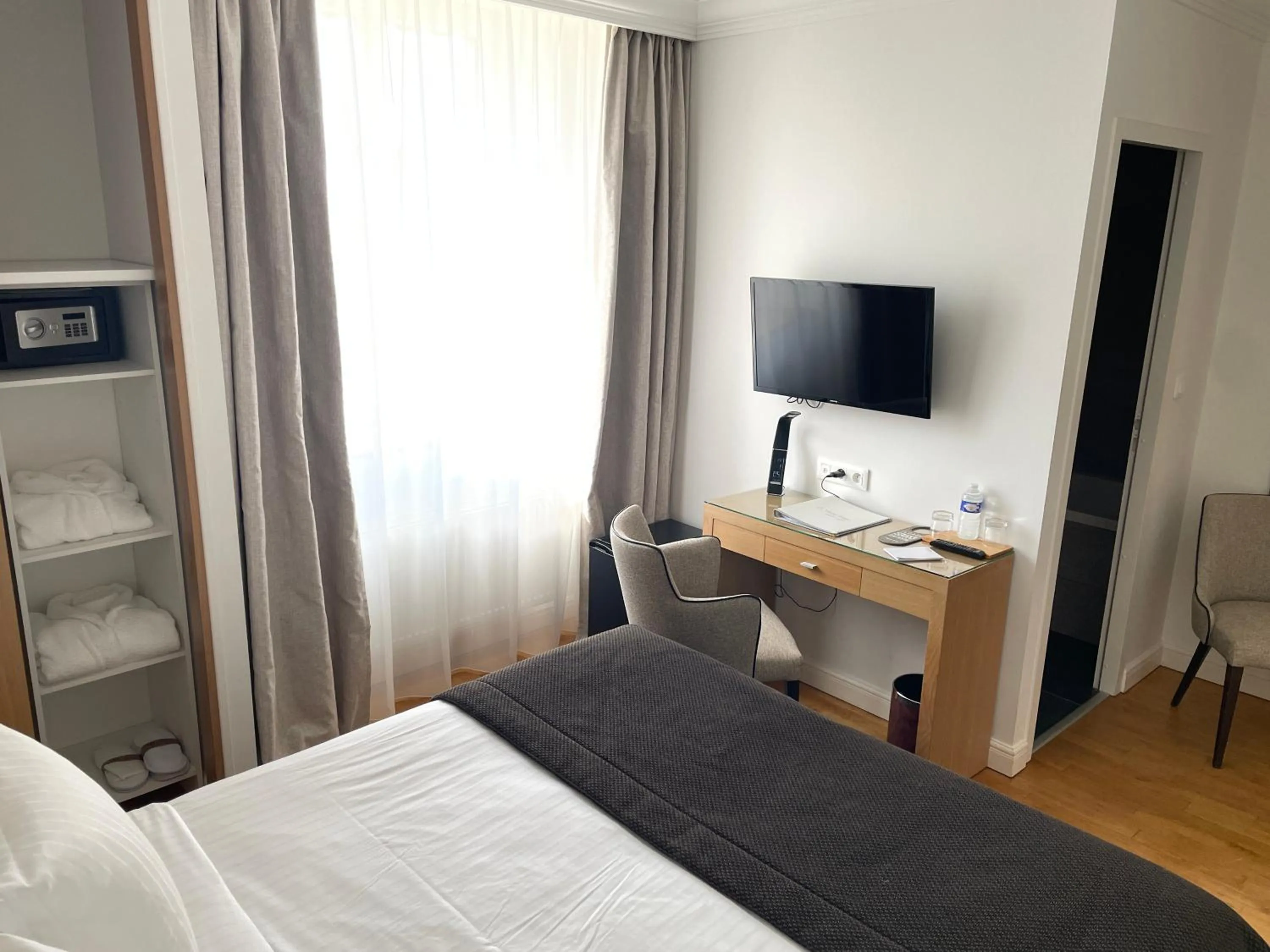 Garden, Bed in Hôtel Victor Hugo